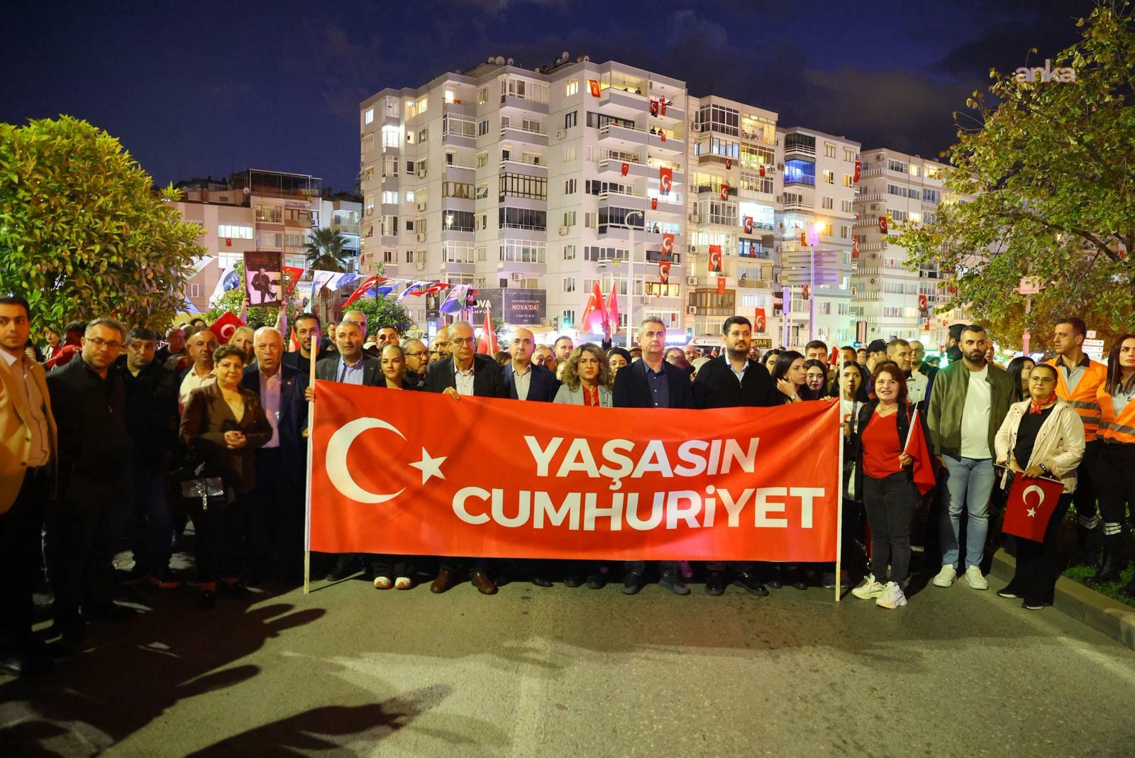 Karabağlar'da coşkulu "Cumhuriyet Korteji"