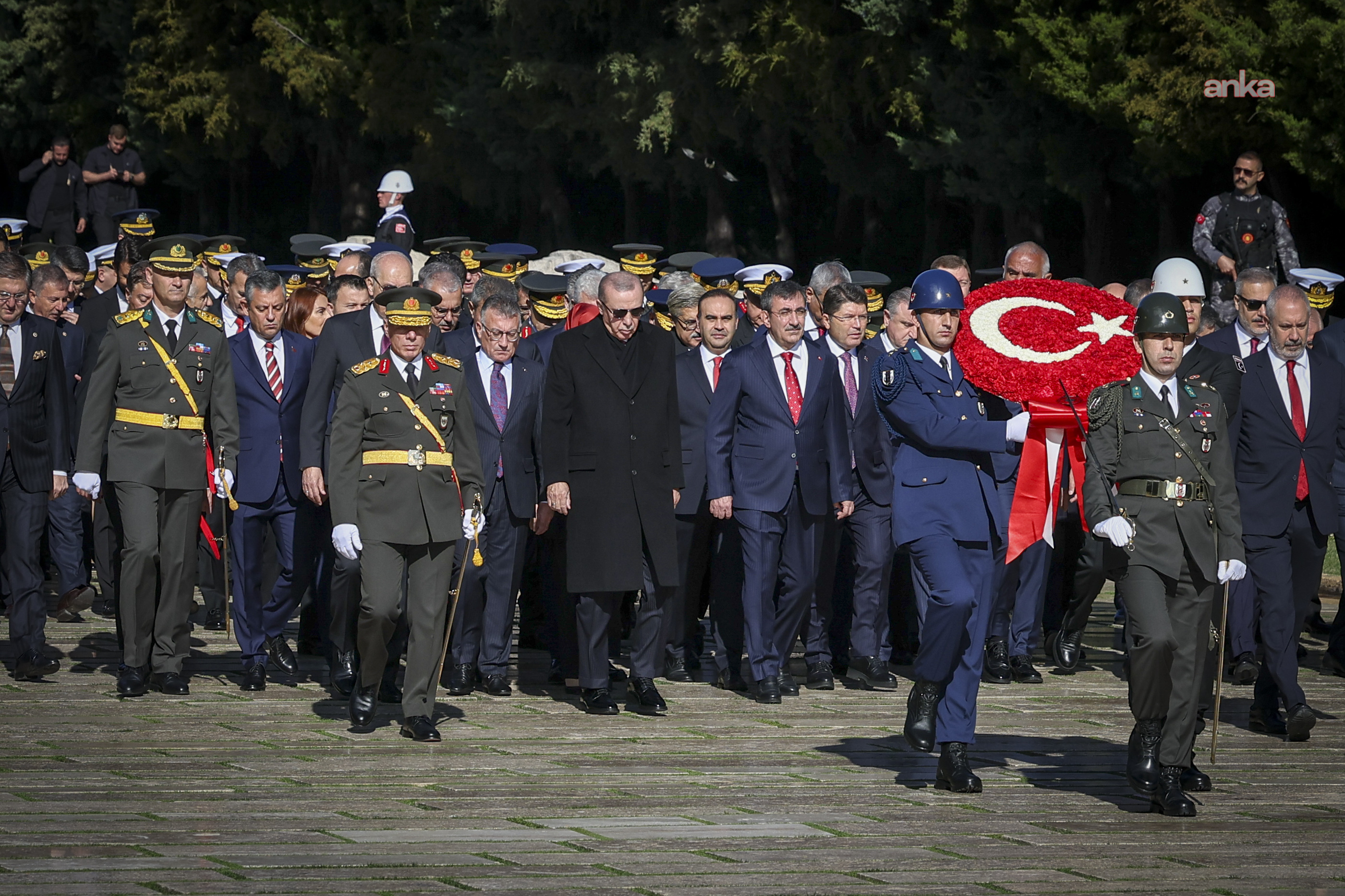 Devlet erkanı Ata'nın huzurunda... Cumhurbaşkanı Erdoğan, Anıtkabir Özel Defteri'ni imzaladı: "Türkiye Cumhuriyeti’ni işaret ettiğiniz şekilde muasır medeniyetler seviyesinin de üstüne çıkarmak amacıyla kararlılıkla çalışıyoruz"