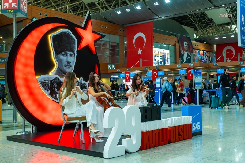 Cumhuriyet'in 102’nci yaşı Sabiha Gökçen Havalimanı'nda coşkuyla kutlandı