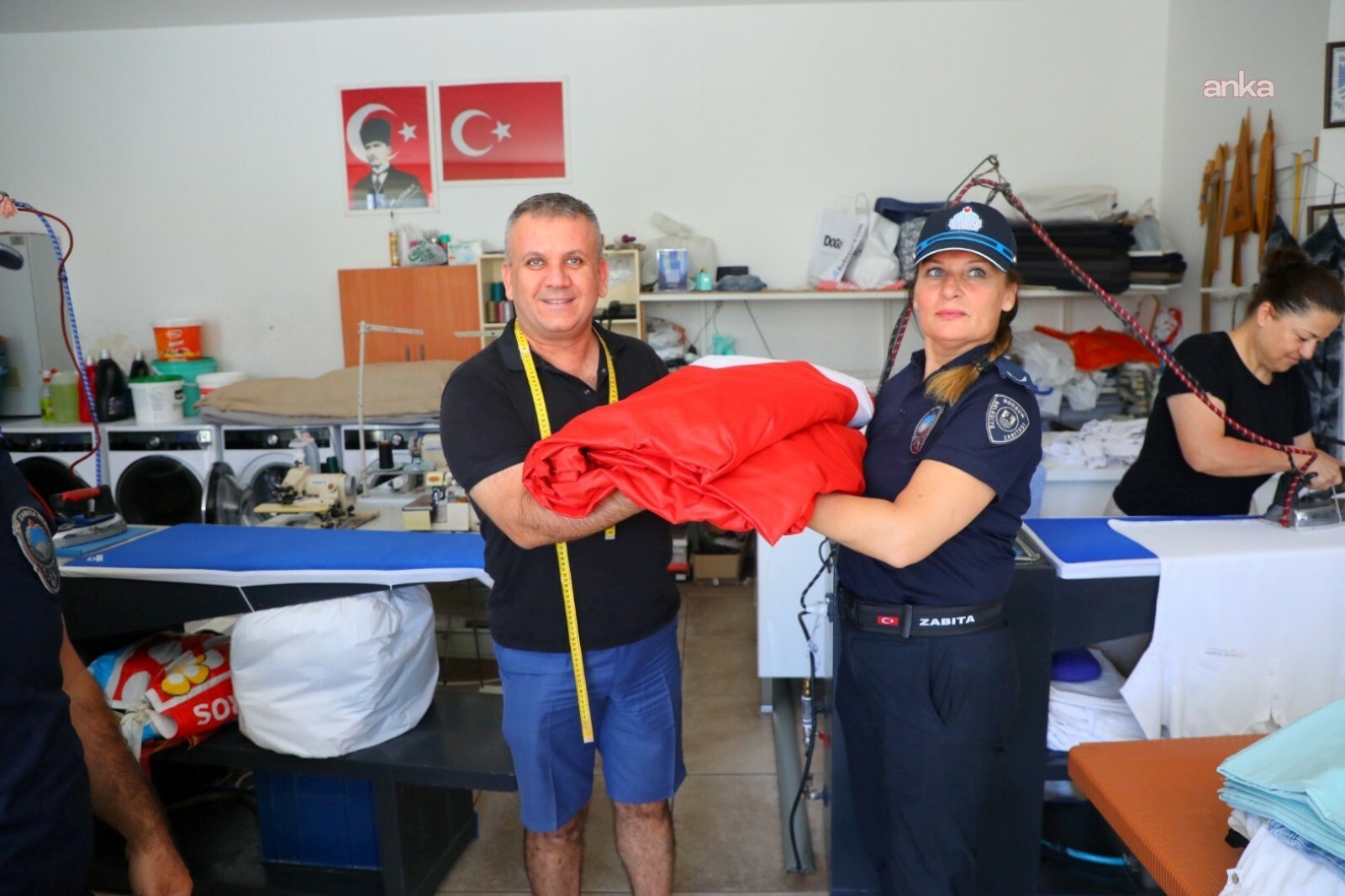 Bodrum Belediyesi'nden ilçedeki Türk bayraklarını ücretsiz onaran terzi Akay’a teşekkür