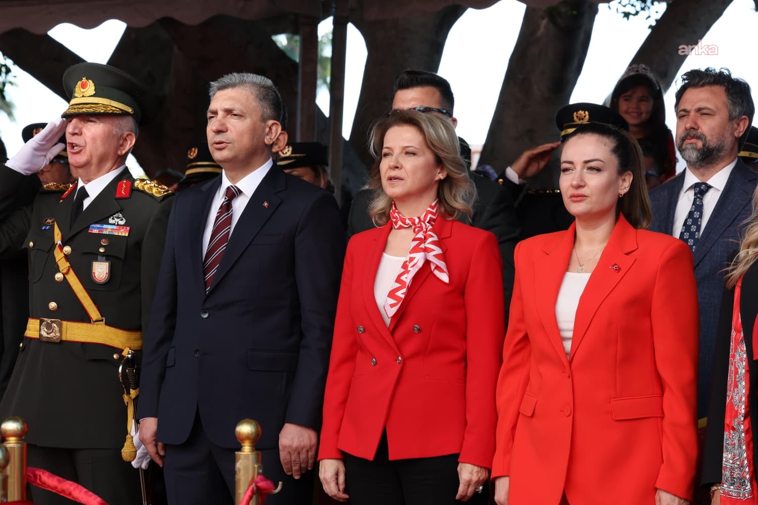 Antalya Büyükşehir Belediyesi Başkan Vekili Özdemir, resmi geçit törenine katıldı
