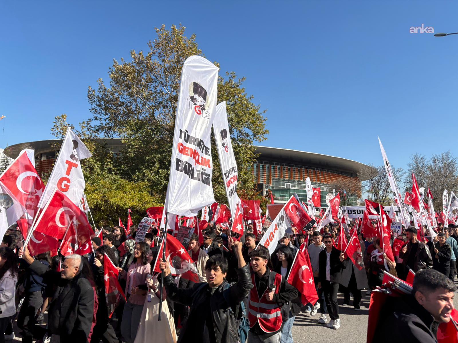 Türkiye Gençlik Birliği üyeleri, Birinci Meclis önünden Anıtkabir'e yürüdü