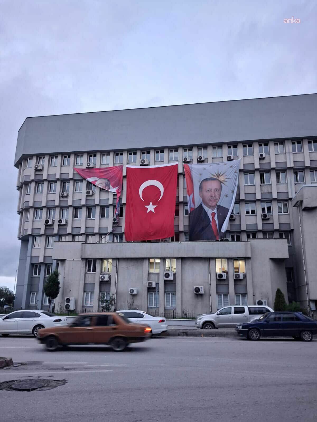 Zonguldak Valiliği'ne asılan Atatürk posteri klima ünitelerinin arkasına sıkıştırıldı, tepkiler üzerine düzeltildi