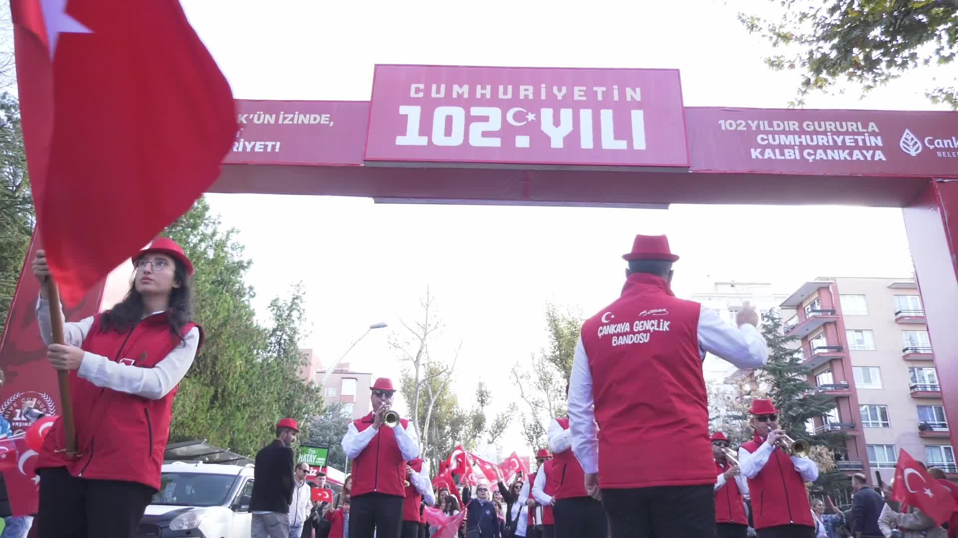 Çankayalılar, Cumhuriyet Bayramı'nda bando ile yürüdü... "Genç, yaşlı, çocuk herkes burada Cumhuriyetin 102. yılını kutluyor"