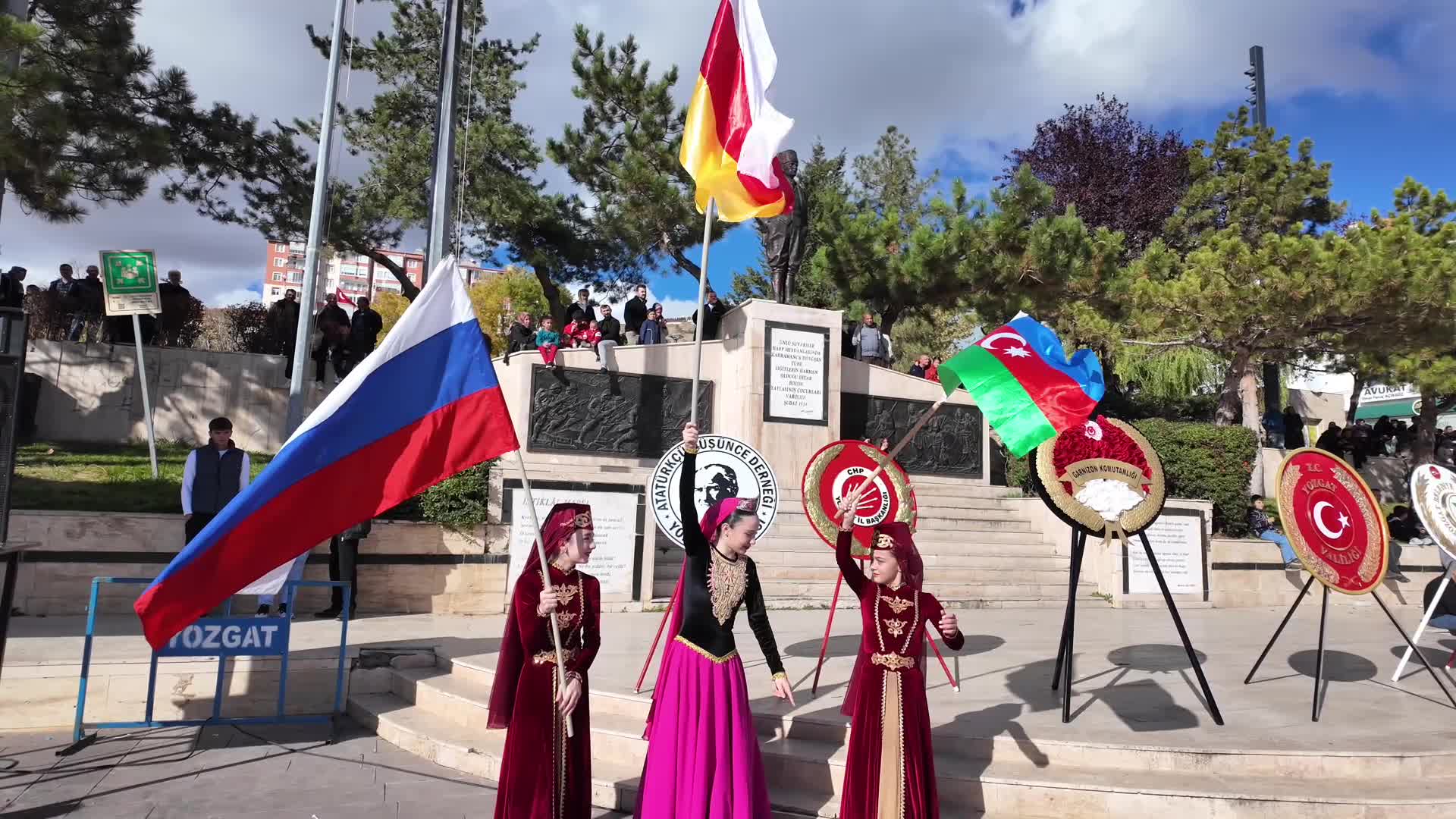 Yozgat’ta Cumhuriyet Bayramı kutlamalarını Halk Dansları Şenliği renklendirdi