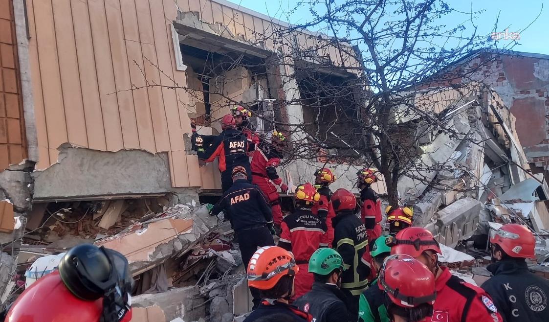 Kocaeli'nin Gebze ilçesinde çöken binada 2 kişinin cansız bedenine ulaşıldı, 2 kişi için arama-kurtarma çalışmaları sürüyor