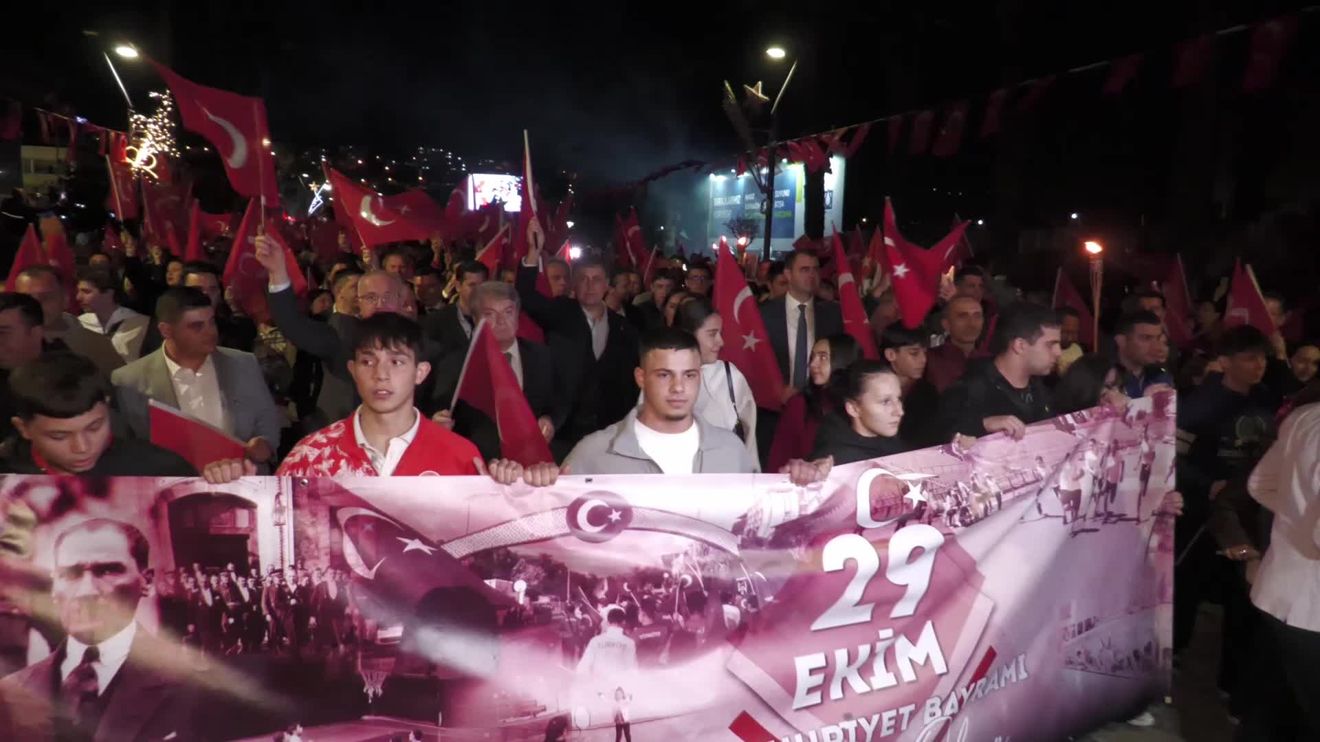 İzmir’de Cumhuriyet’in 102. Yılı coşkusu: 350 metrelik Türk Bayrağıyla Fener Alayı