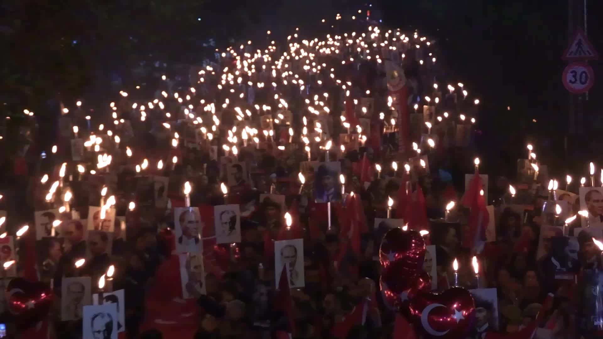 Ataşehir'de cumhuriyet çoşkusu... Binlerce kişi fener alayı yürüyüşüne katıldı, Ferhat Göçer konseriyle coştu