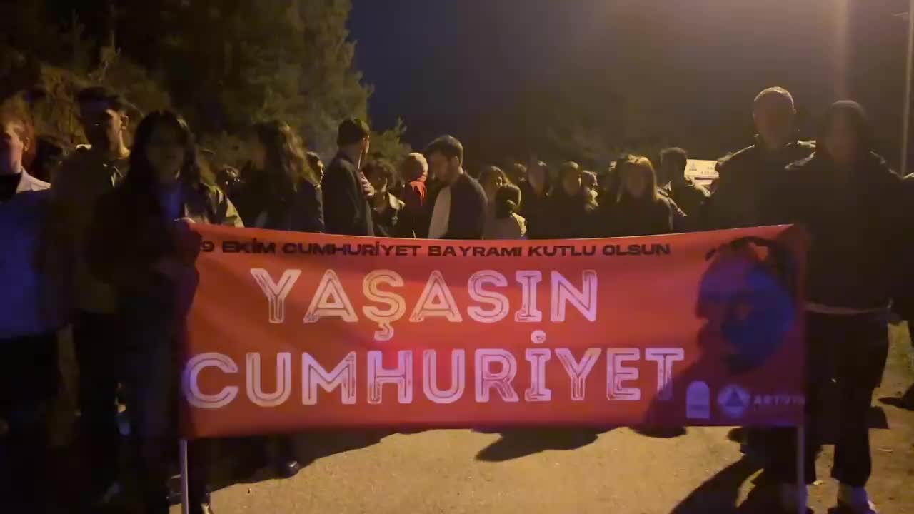 Artvin’de 102. Yıl Coşkusu... Meşaleli Cumhuriyet Yürüyüşü Atatepe’de son buldu