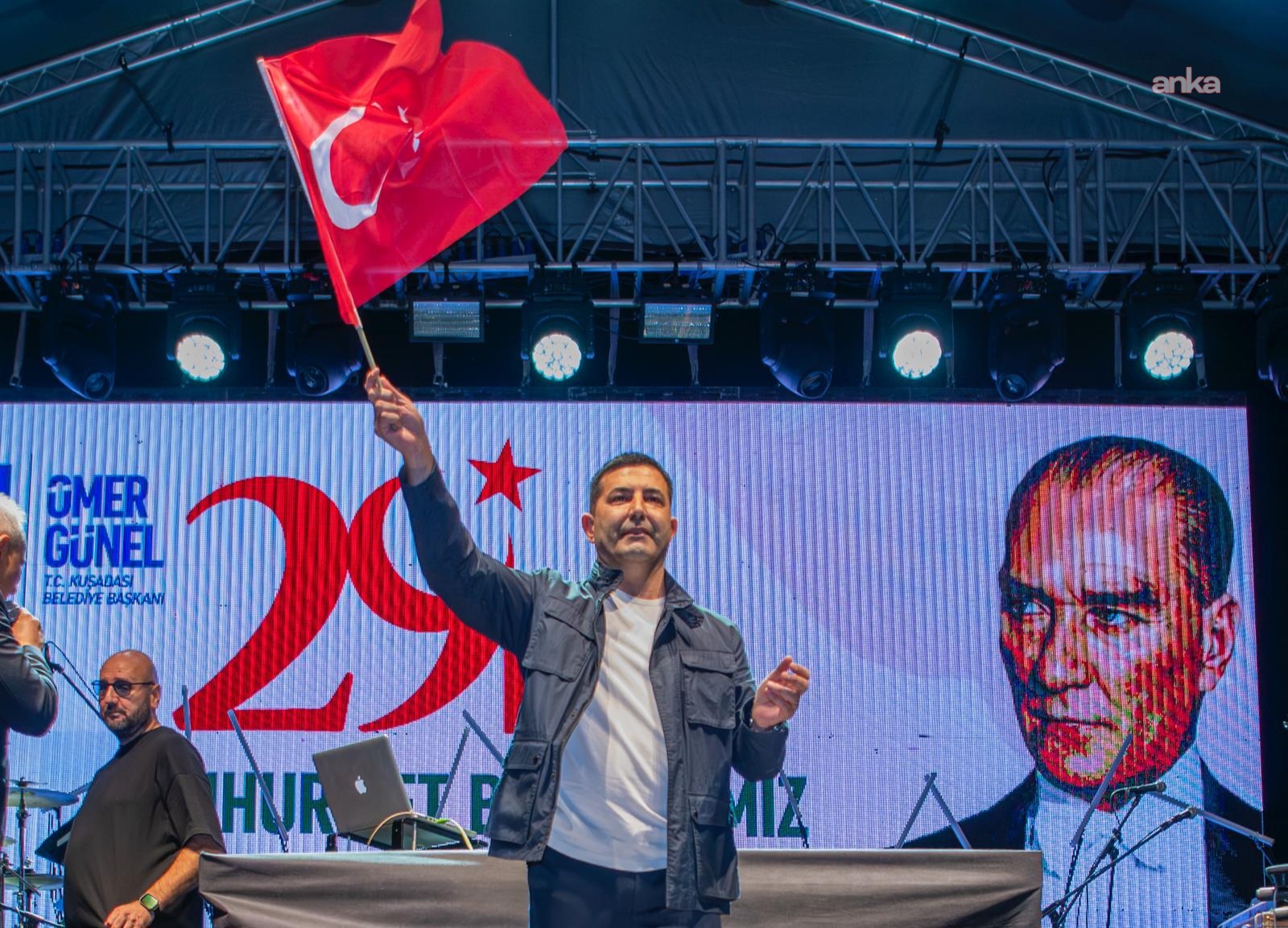 Kuşadası'nda Cumhuriyet coşkusu geceye taşındı
