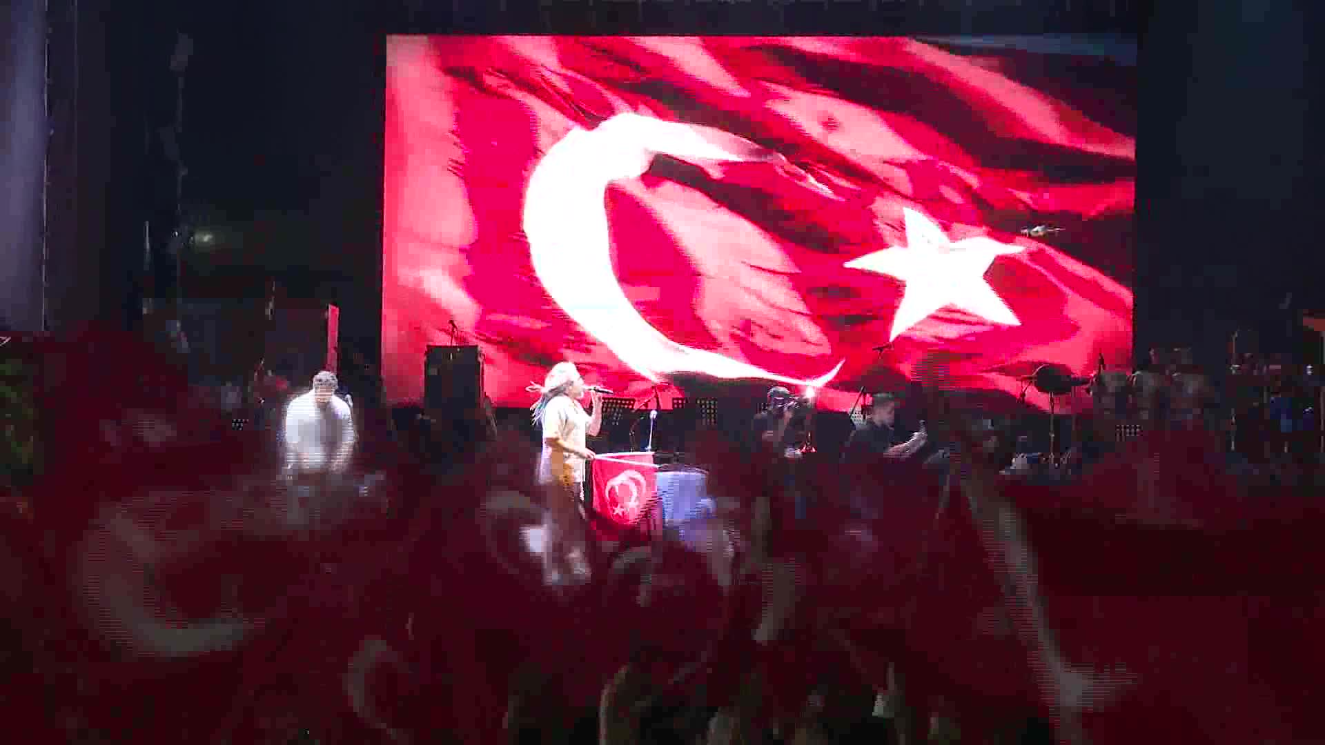 Mersin’de Cumhuriyet Bayramı coşkusuna, Selda Bağcan eşlik etti