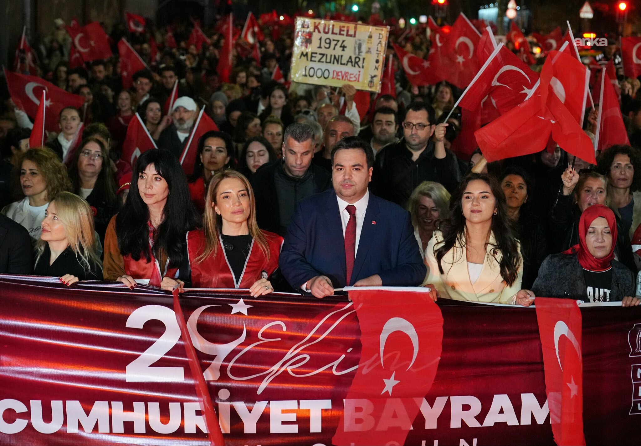 Beşiktaş'ta on binler, “Cumhuriyet Yürüyüşü’’ne katıldı