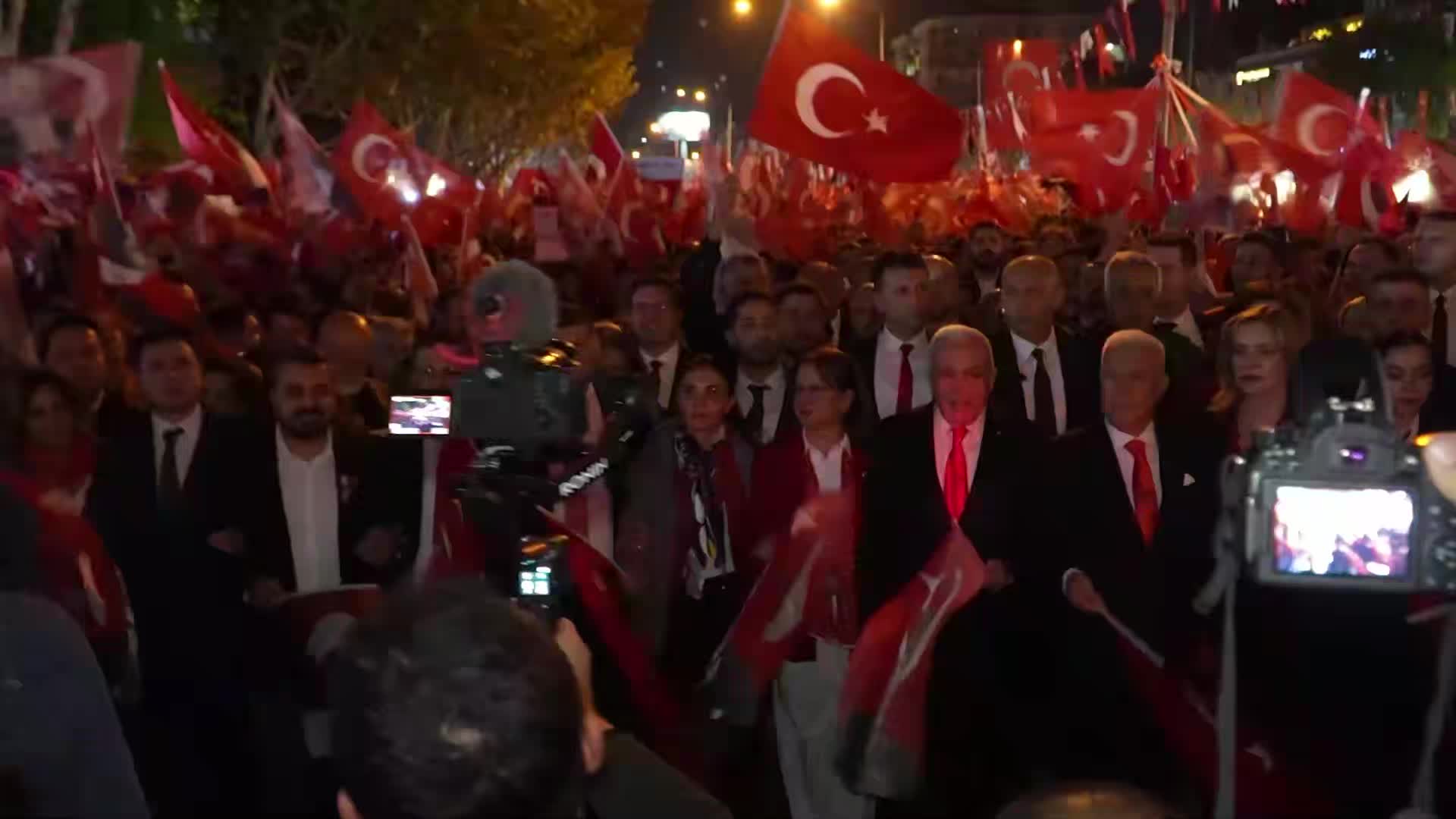 Bursa sokakları “Cumhuriyet Yürüyüşü” ile aydınlandı
