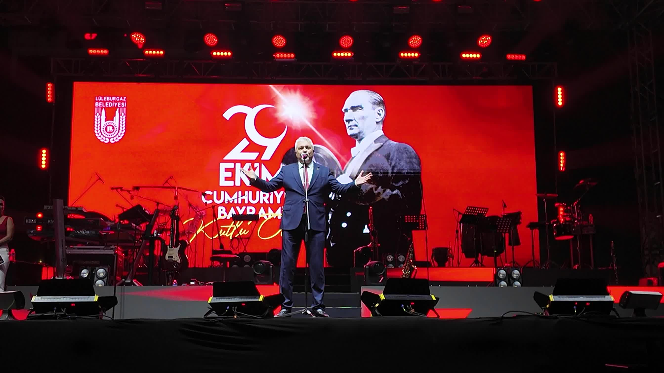 Lüleburgaz'da 29 Ekim Cumhuriyet Bayramı coşkusu, Derya Uluğ konseriyle taçlandı