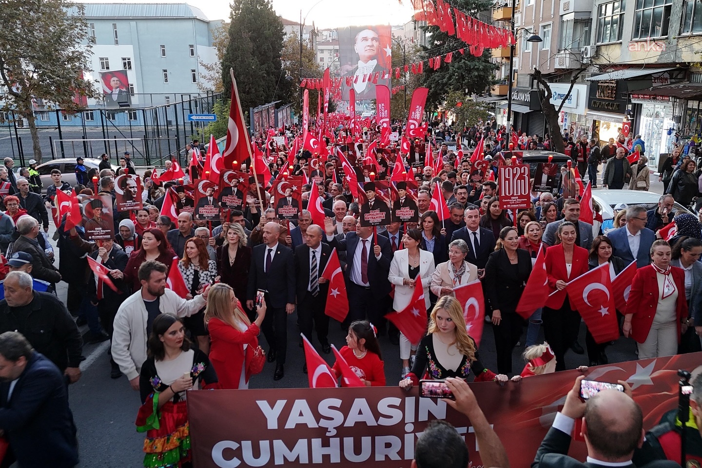Tekirdağ, Büyükşehir Belediyesi'nin etkinlikleriyle Cumhuriyet'in ışığında buluştu