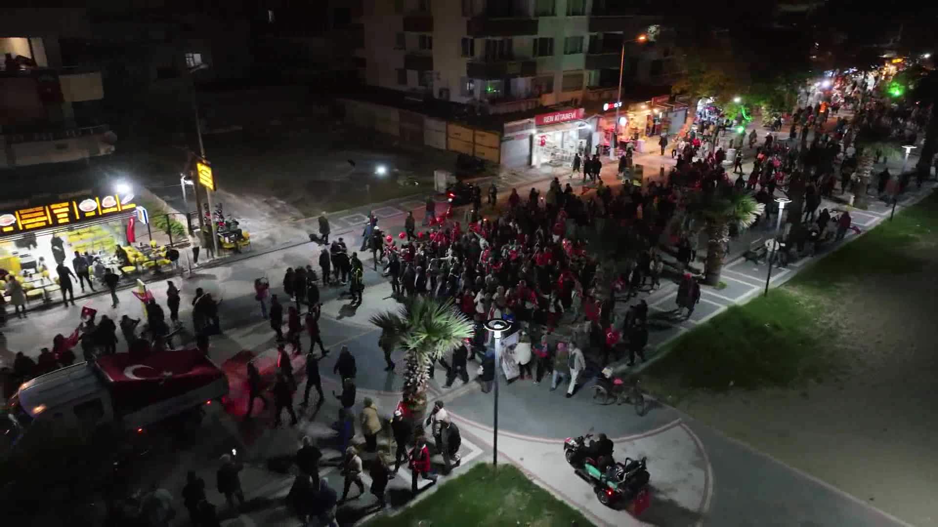 Edremit’te binler, Cumhuriyet Bayramı’nı kutladı