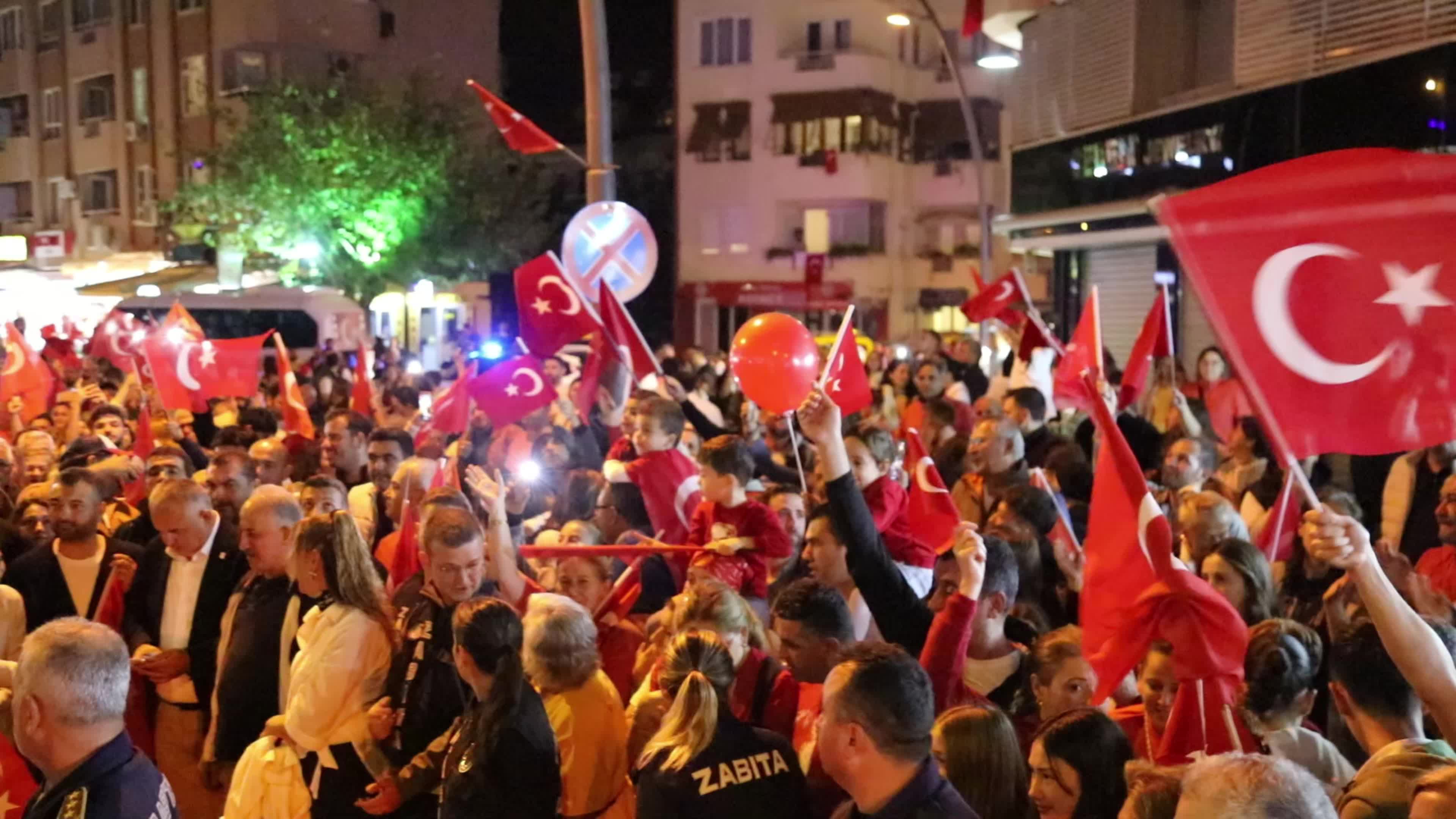 Marmaris’te 29 Ekim Cumhuriyet Bayramı, Zakkum konseriyle kutlandı