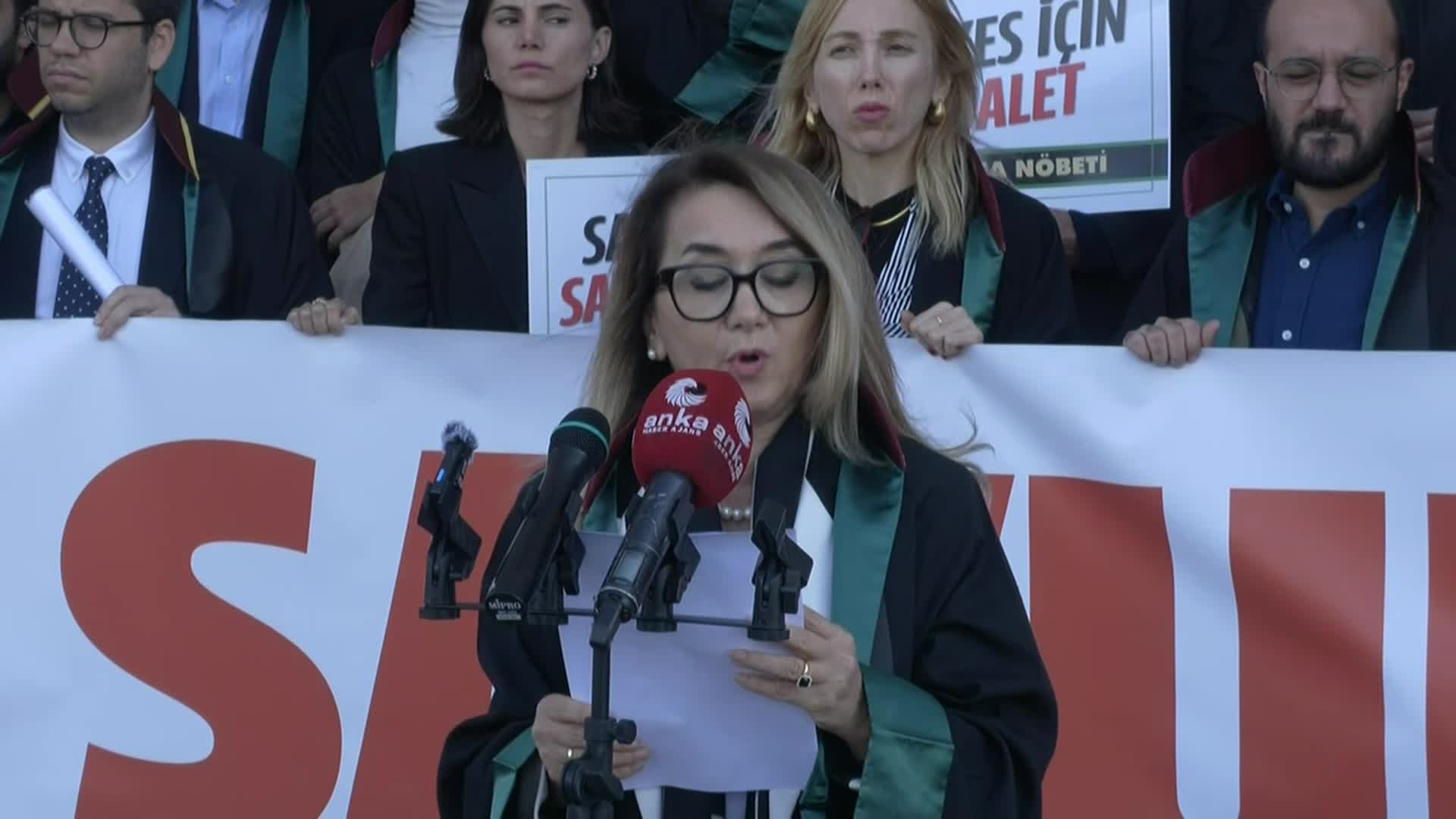 İstanbul Adliyesi önünde 'Savunma Nöbeti’... Özer: Pes etmemekte kararlıyız