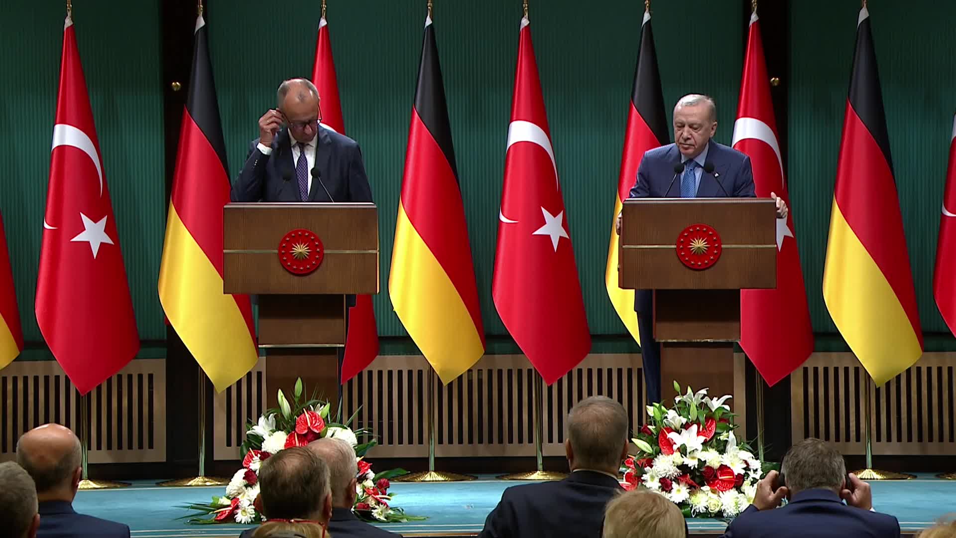 Cumhurbaşkanı Erdoğan, Alman gazetecinin İBB soruşturmasına ilişkin sorusuna yanıt verdi:  ’’Kim hangi makamda olursa olsun, bir hukuk devletinde hukuku ayaklar altına alamaz’’