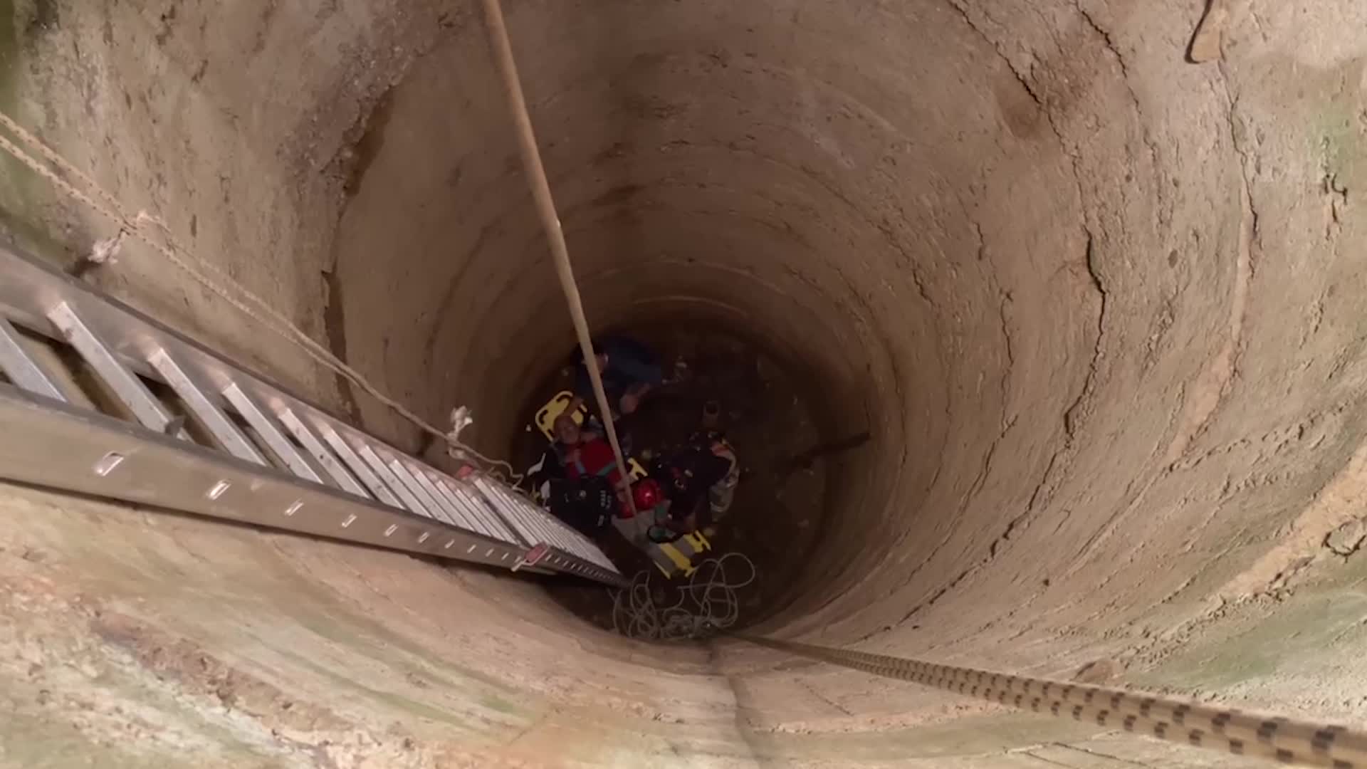 İzmir'de 12 metrelik kuyuya düşen vatandaş, Büyükşehir Belediyesi İtfaiyesi'nin müdahalesiyle kurtarıldı