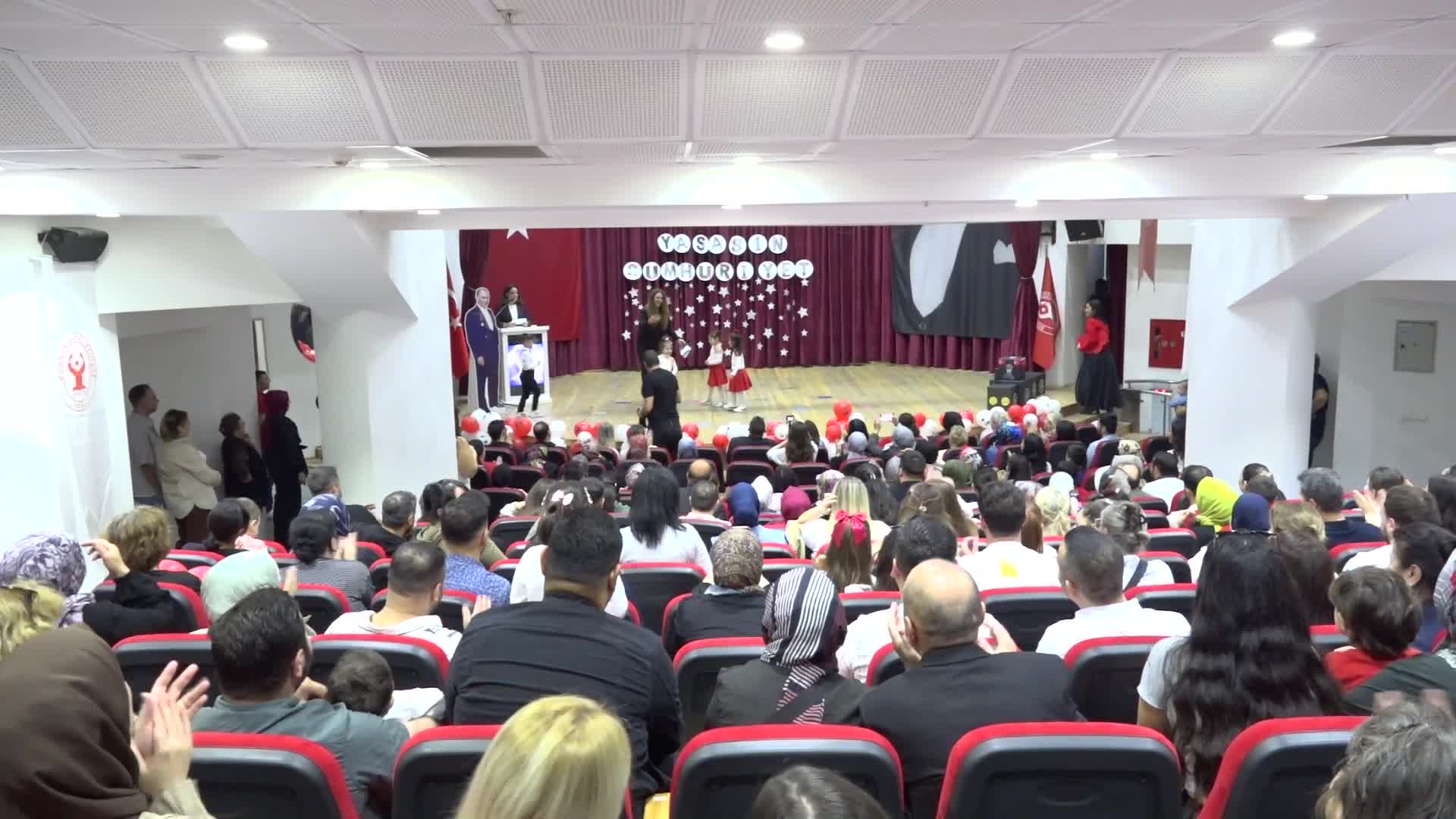 Bornovalı çocuklar, Cumhuriyet Bayramı’nı şarkılar ve danslarla kutladı