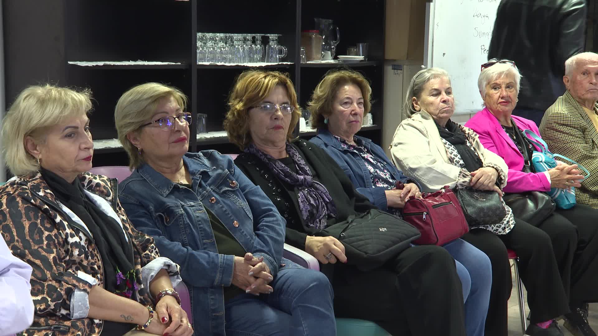 İzmir'de ileri yaş bireyler, barista eğitimiyle hayata tat katıyor