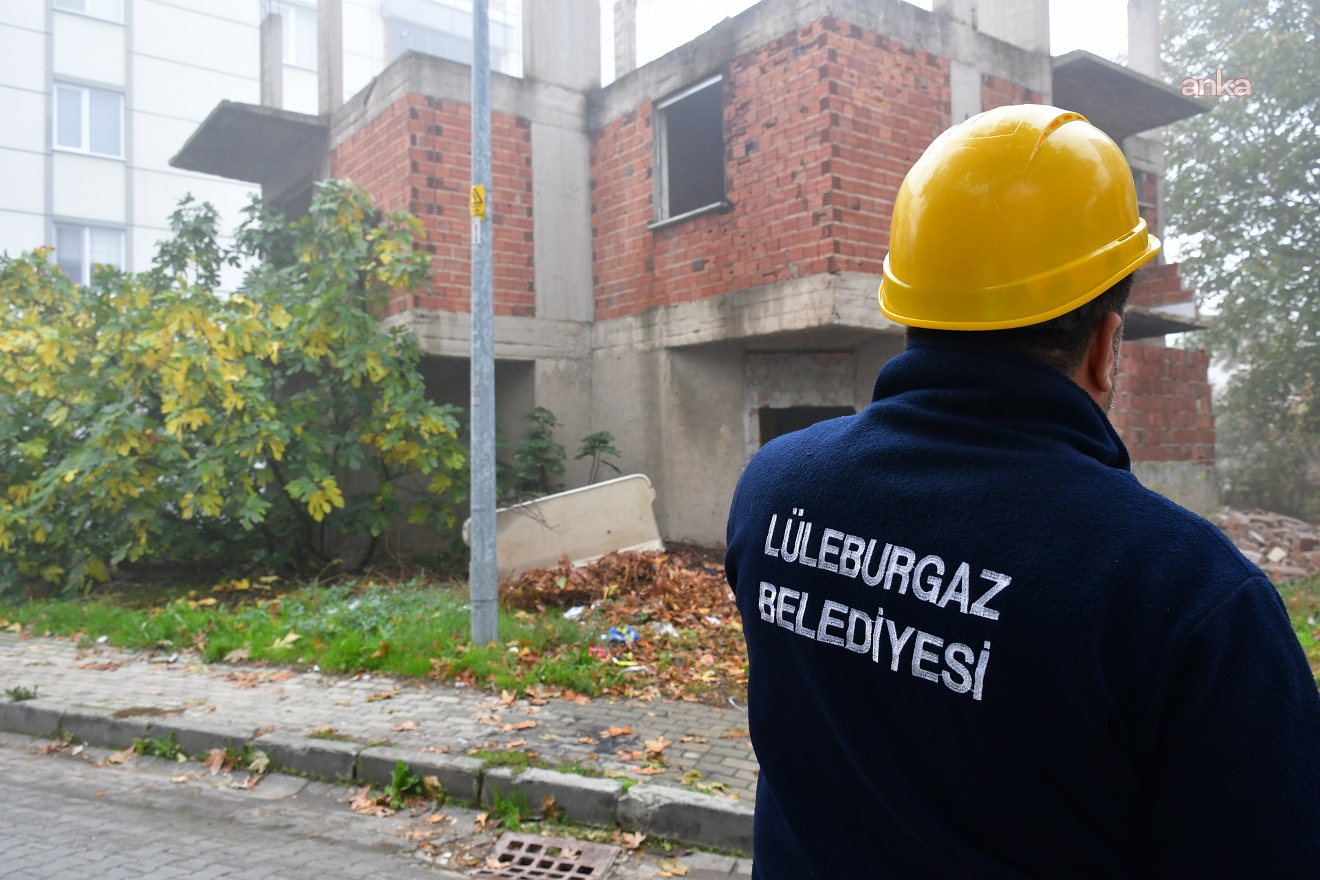 Lüleburgaz’da metruk binaların yıkımı sürüyor