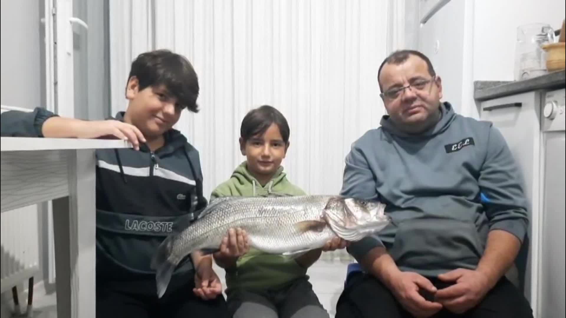 Sinop'ta amatör balıkçının yüzü dev levrekle güldü