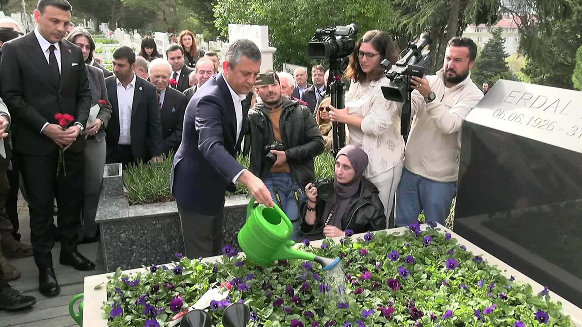 Erdal İnönü anıldı... Özgür Özel: Türkiye'de insanlar siyasette mizahın aynı anda aynı ciddiyetle aynı cümleler içinde yer alabileceğini öğrendi