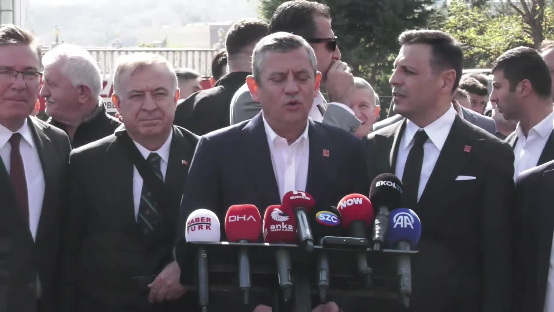 Özgür Özel: “Biz partili Cumhurbaşkanı'nı dinlemeye gitmeyince ‘Meclis’te protesto mu olur’ dediler. Meclis’te olmayan protesto Anıtkabir’de mi oluyor”