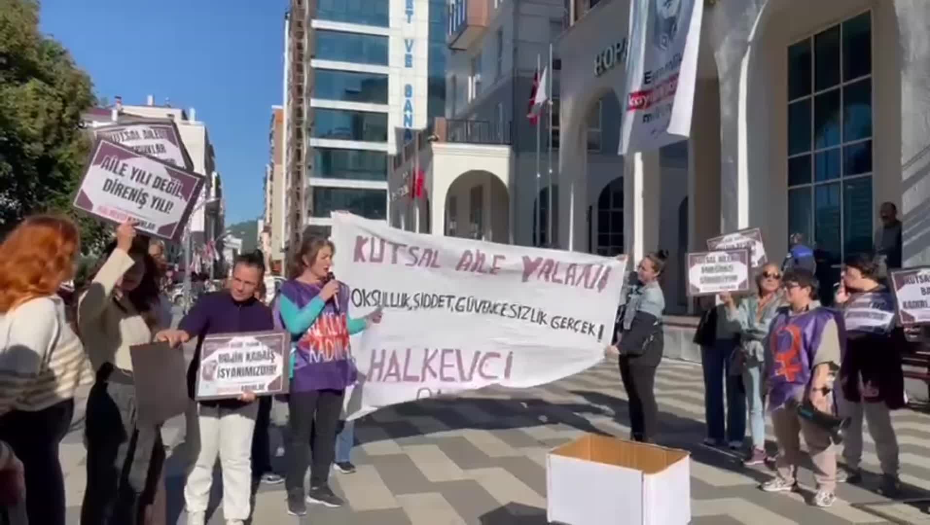 Hopa Halkevleri üyesi kadınlardan eylem: Bu örtünün altında yoksulluk, görünmeyen emek ve erkek şiddeti var