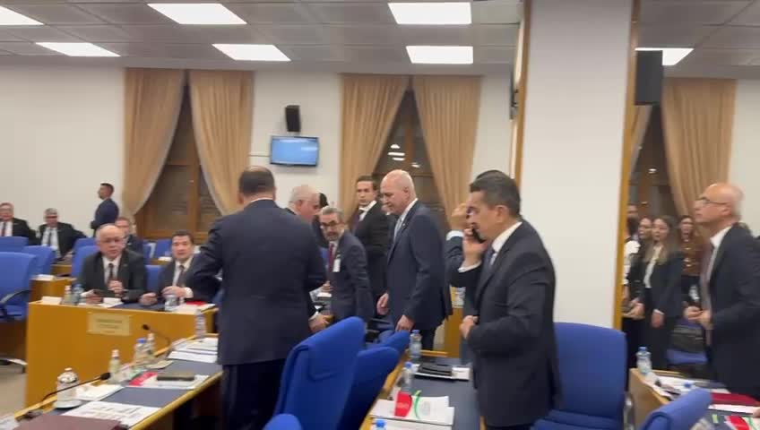 Plan ve Bütçe Komisyonu’nda gerginlik giderildi… Numan Kurtulmuş,  komisyonu terk ettikten 1,5 saat sonra salonda yeniden yerini alırken, Erhan Usta toplantıya devam etmedi