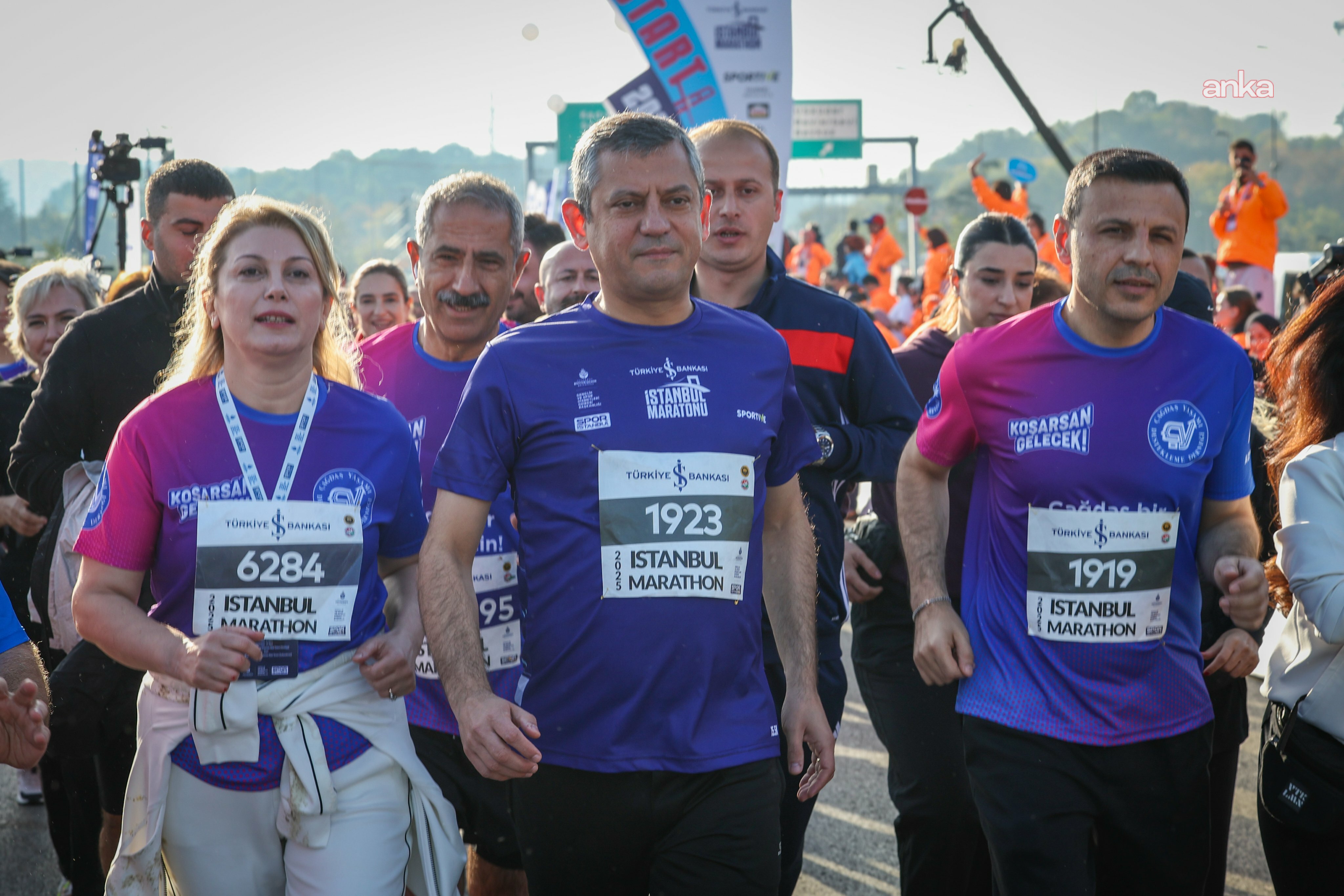 Özgür Özel, İstanbul Maratonu'nda koştu: "Yüreğimiz buruk çünkü İstanbul Maratonu'nun ev sahibi, burayı 12 metrekarelik bir hücreden izliyor"