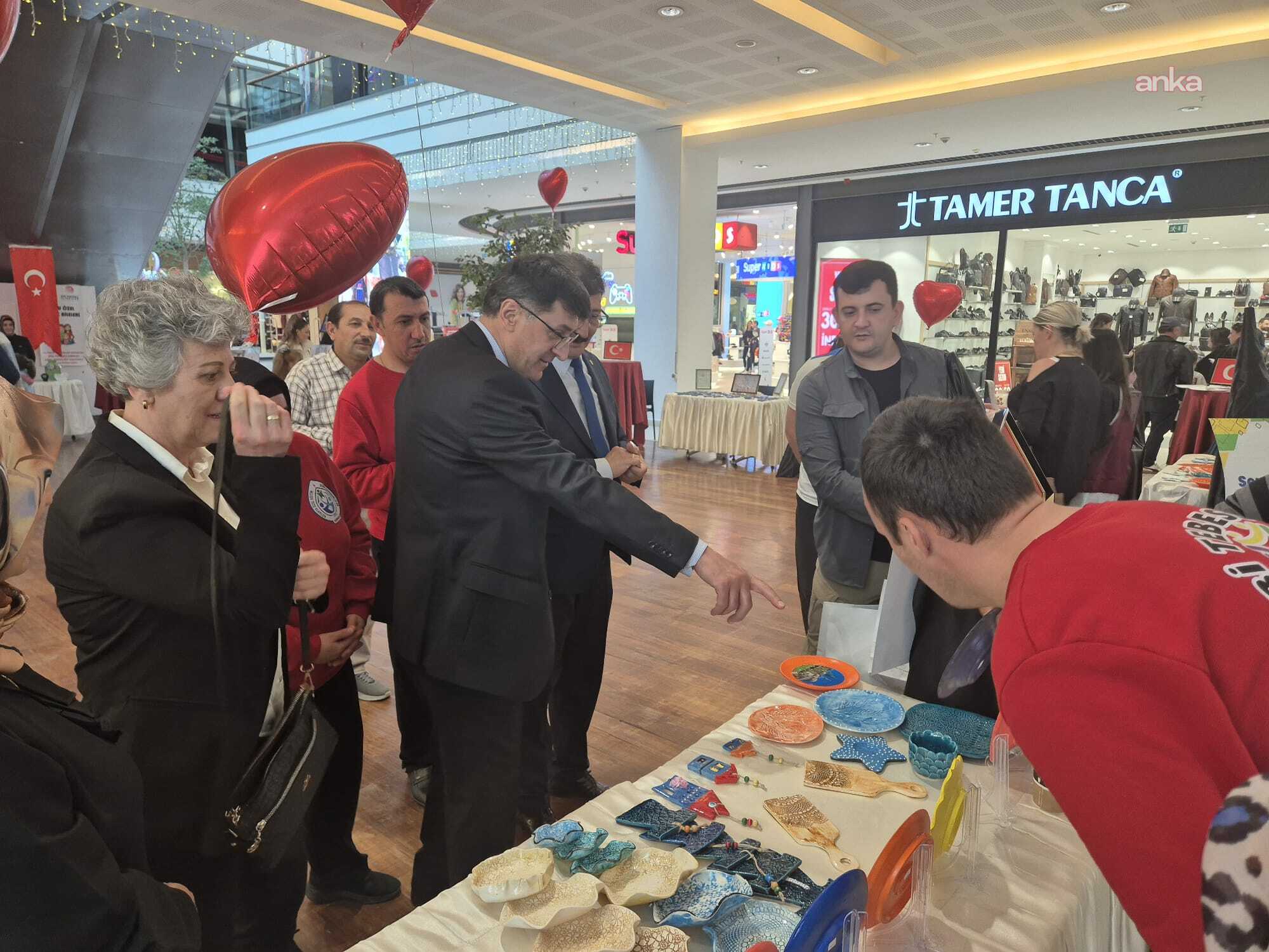 Kütahya Belediye Başkanı Kahveci, özel çocukların eserlerini inceledi