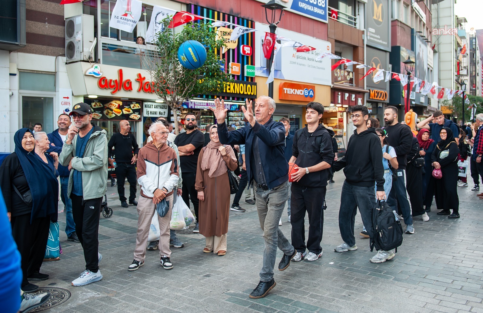 Karşıyaka Çarşısı’nda renkli anlar: Hergele Meydanı’na basketbol potası kuruldu