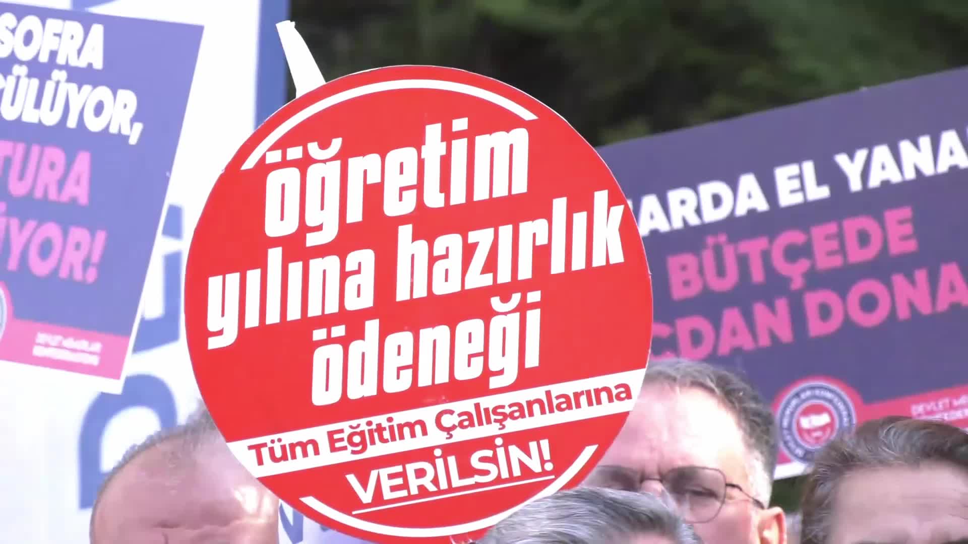 Devlet Memurları Konfederasyonu üyeleri TBMM önünde memurlara ek zam istedi