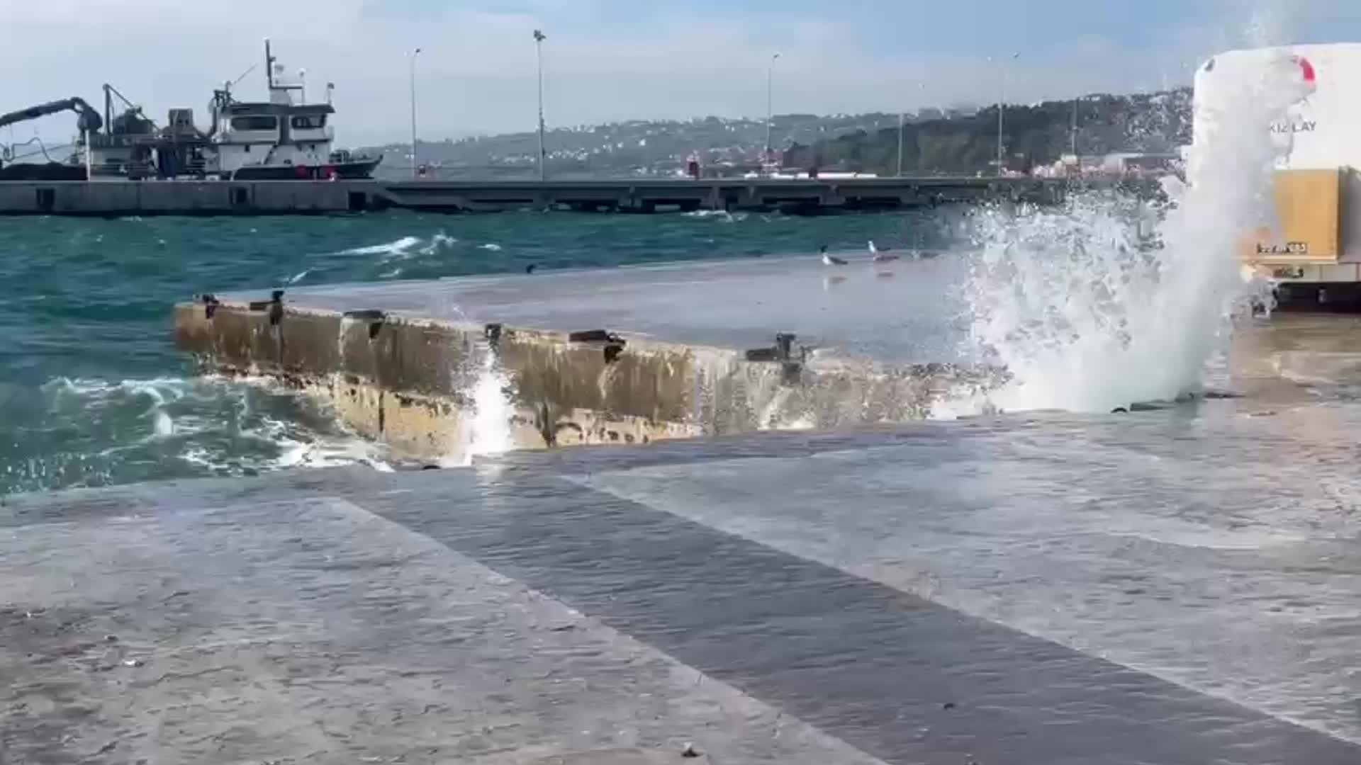 Sinop’ta fırtına: Gezi teknesi yan yattı