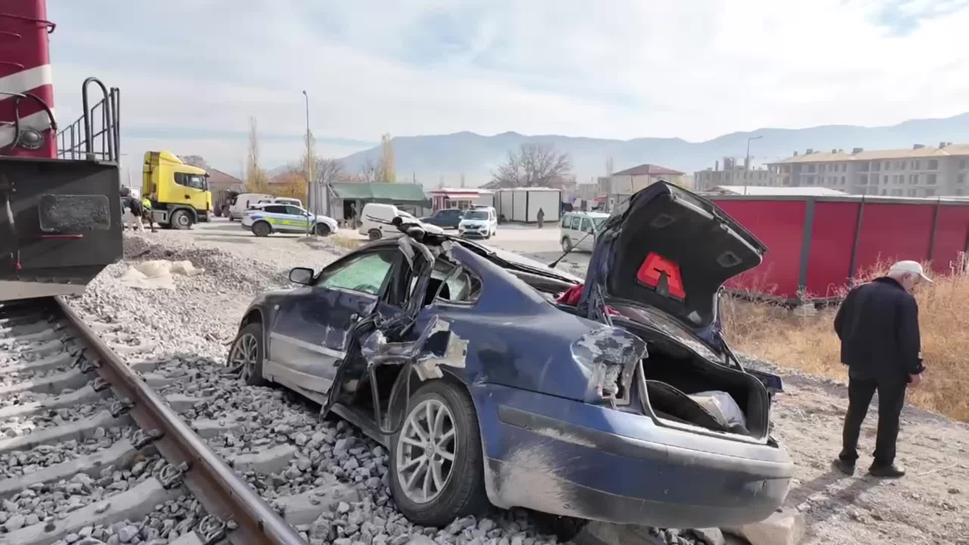 Malatya’da hemzemin geçitte lokomotif otomobile çarptı: 2 kişi yara almadan kurtuldu