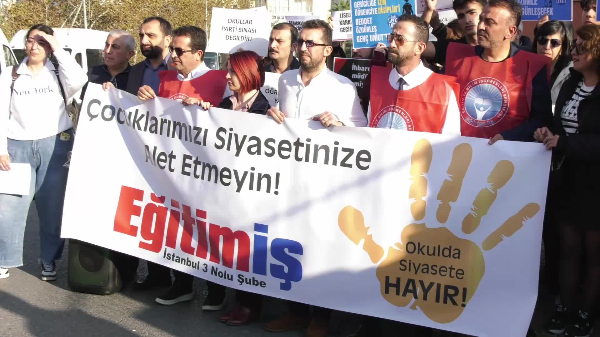 Küçükçekmece’deki lise önünde “Erdoğan posteri” protestosu... 15 yaşındaki öğrenci: Okulumuzda siyasi simge görmek istemiyoruz