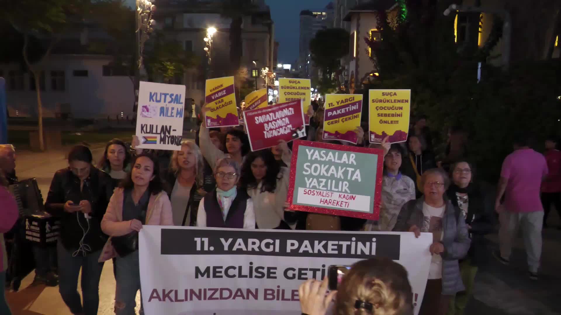İzmir’de 11. Yargı Paketi eylemi... “Reform adı altında özgürlüklerimizi daraltmanıza izin vermeyeceğiz”