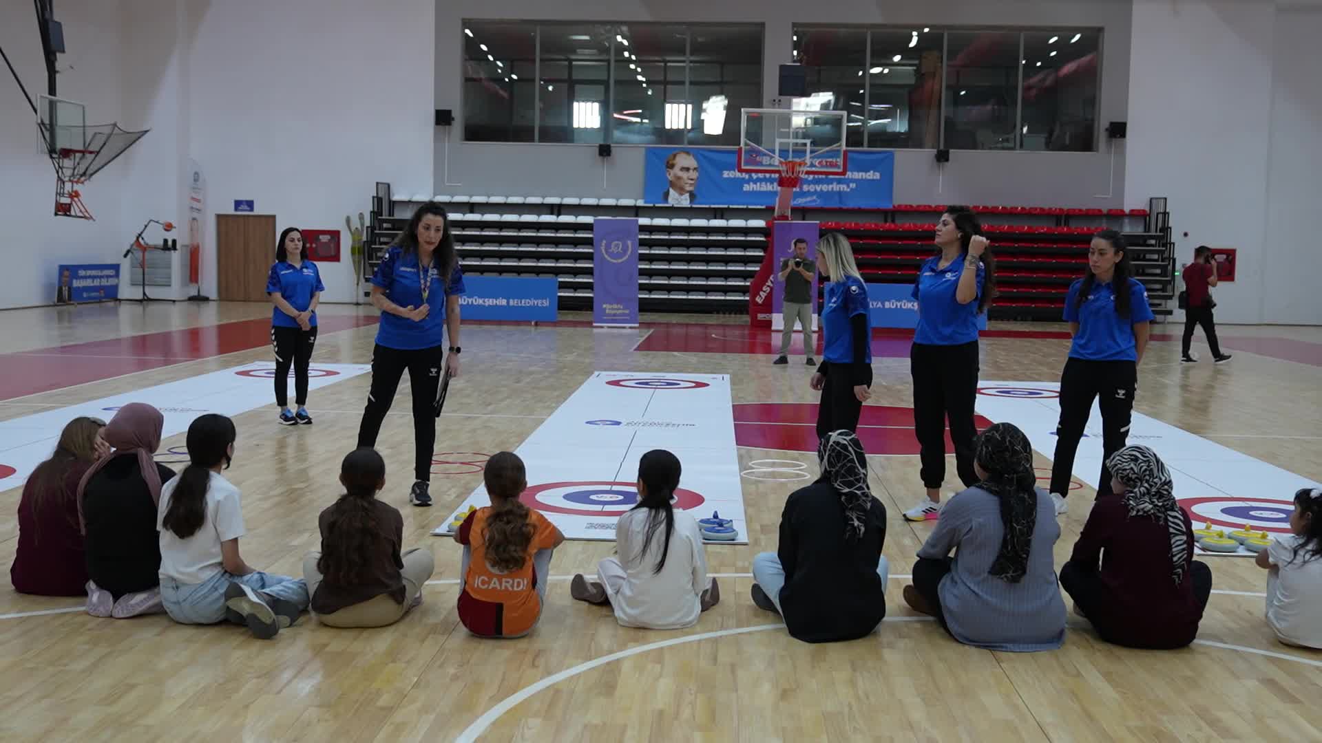 Antalya Büyükşehir Belediyesi,  kız çocuklarını floor curling sporu ile tanıştırdı