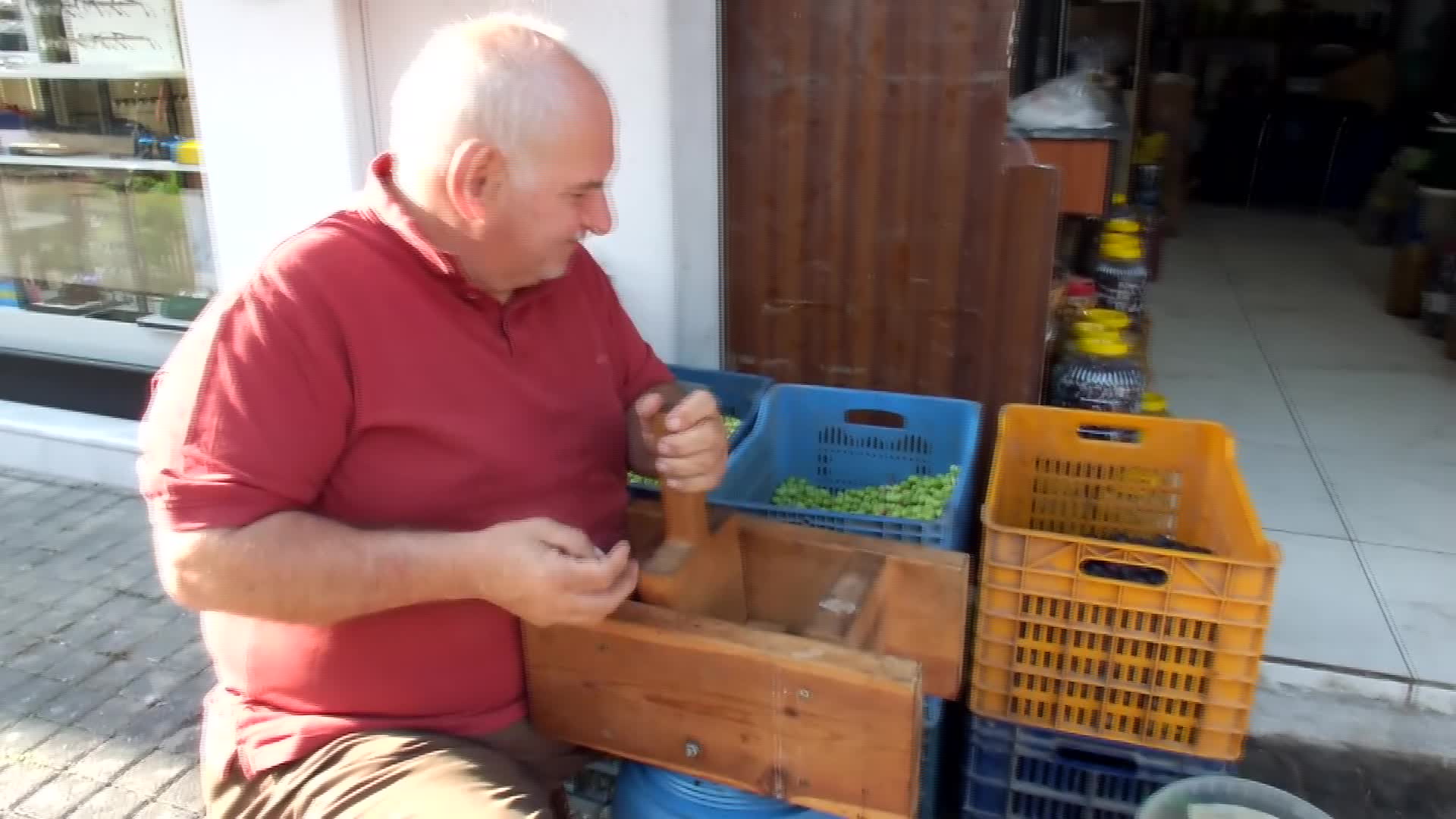 Burhaniye'de kırma zeytinlerin hazırlanmasına başlandı