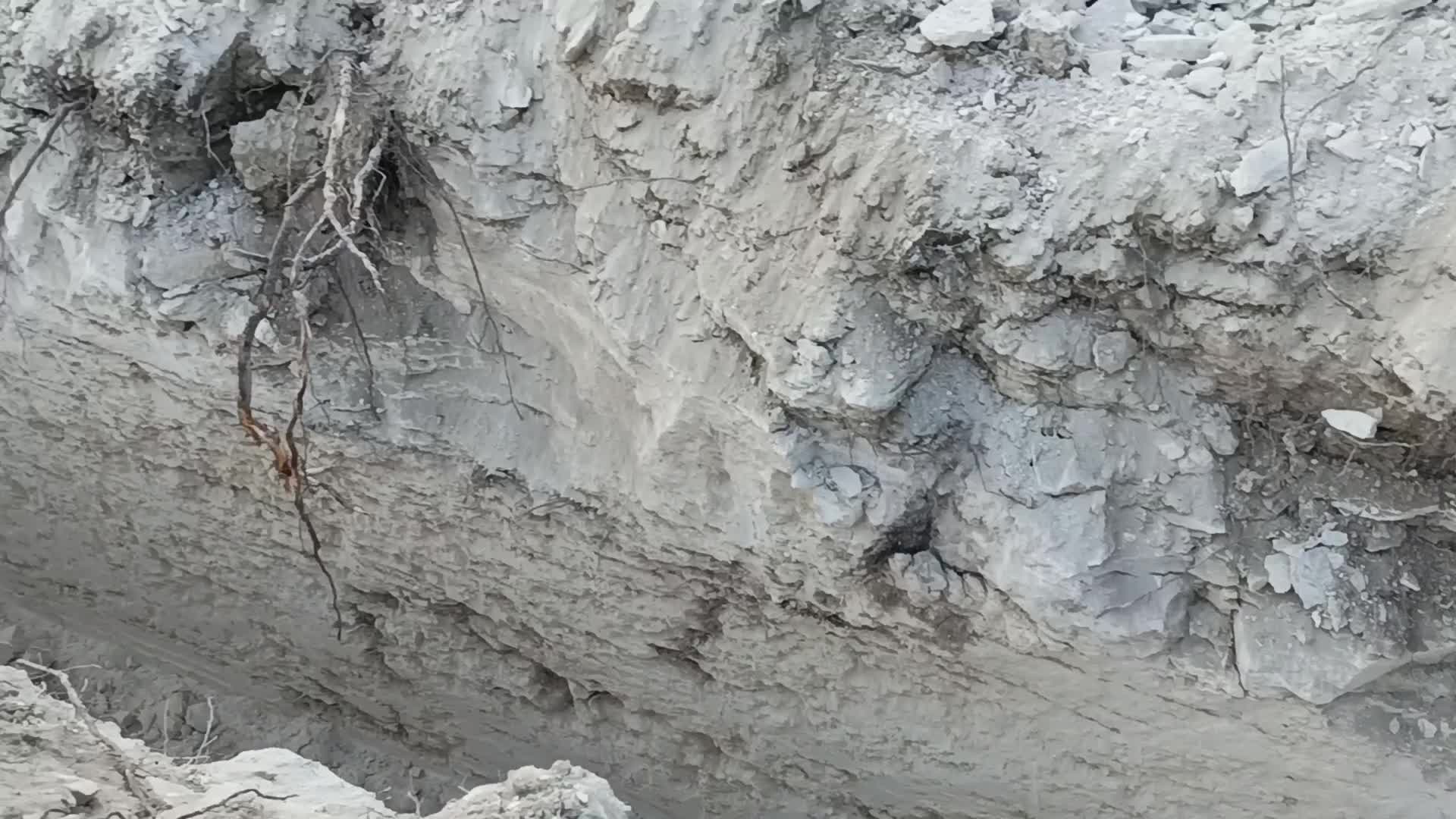 Aydınlı emekli öğretmen, bahçesinde DSİ tarafından bilgisi dışında 100 metrelik kanal açıldığını bildirdi: "Bu eşkıyalık, başka bir şey değil"