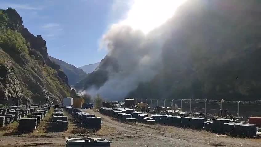 Artvin’de dik yamaçtan kaya kütlesi koptu, iki lise tedbiren boşaltıldı