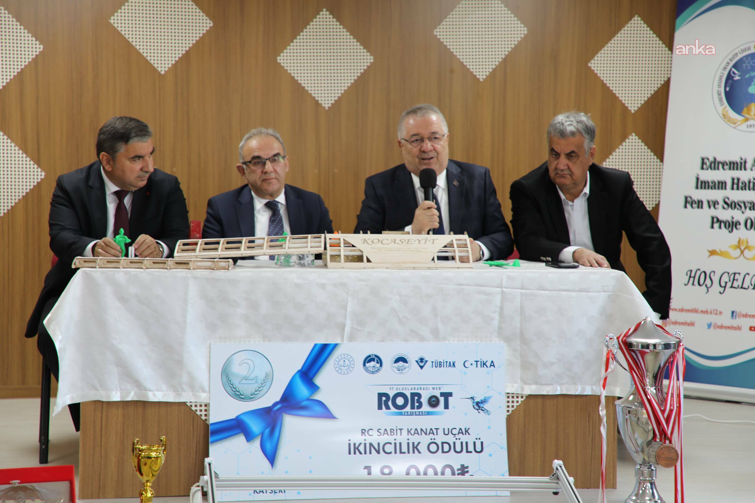 Edremit Belediyesi’nden başarılı öğrencilere teknoloji desteği