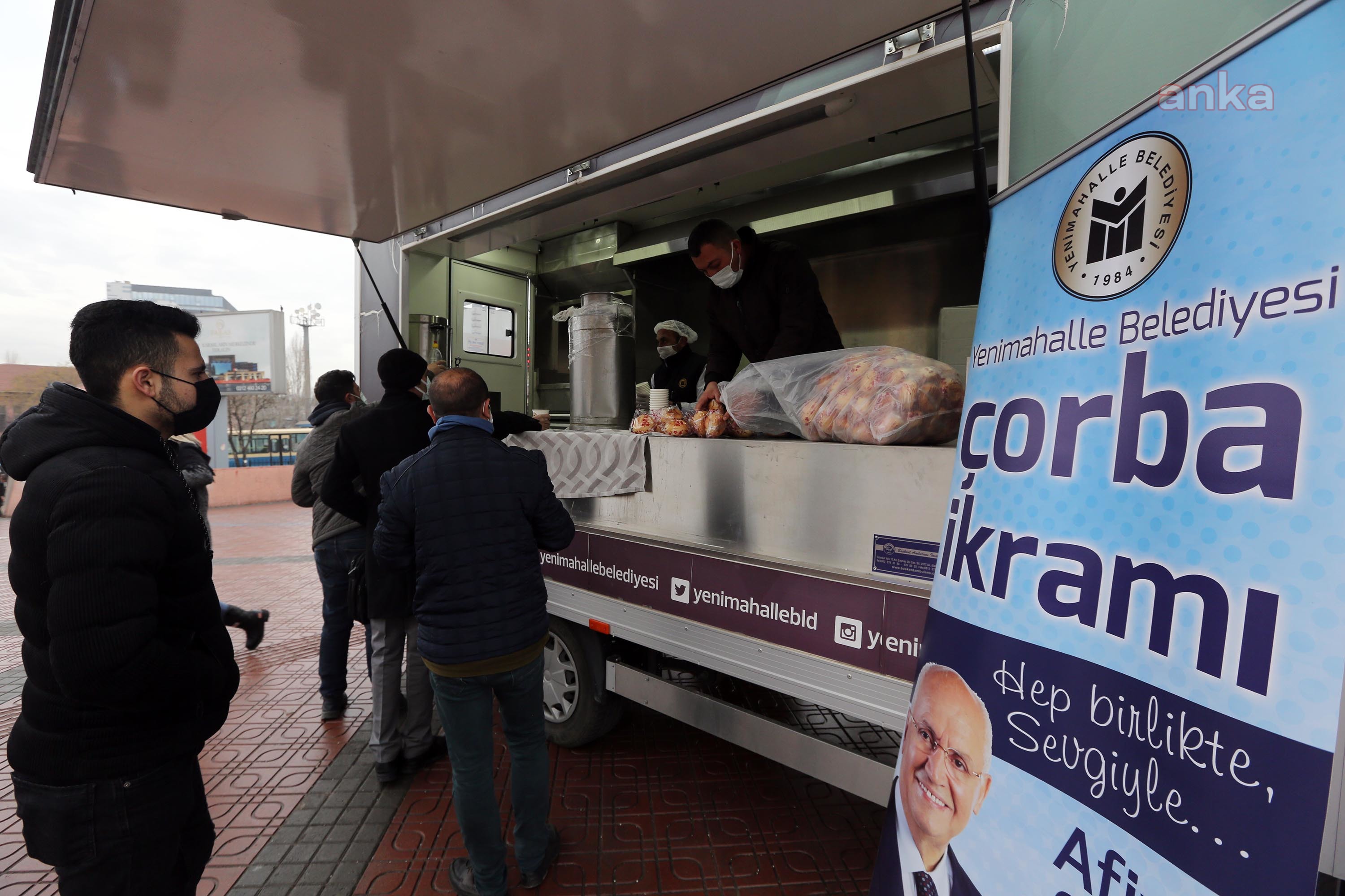 YENİMAHALLE BELEDİYESİ'NDEN VATANDAŞA SICAK ÇORBA İKRAMI