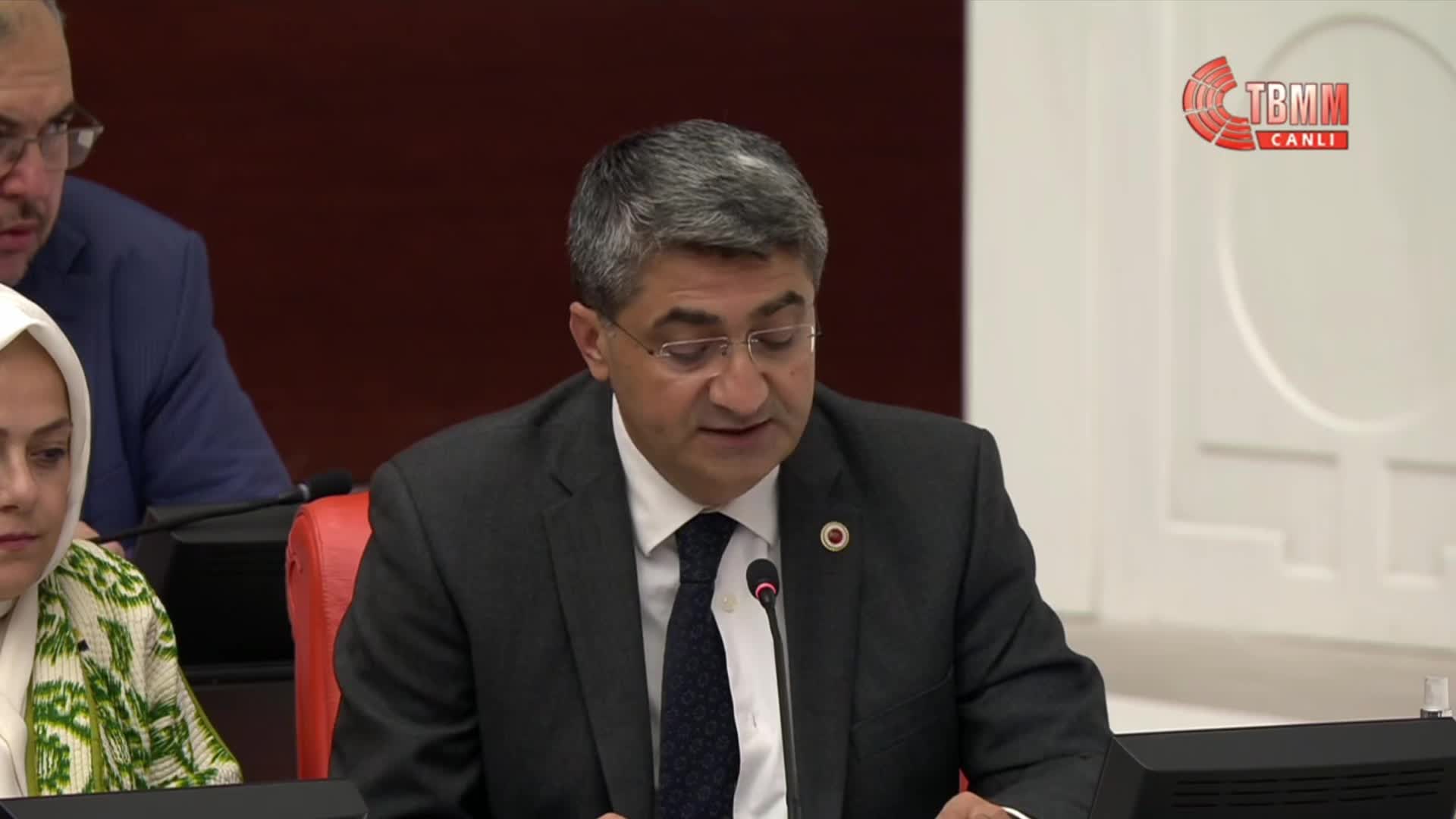 TBMM Genel Kurulu... CHP'li Günaydın: Biraz dışarıya çıkın, azcık pazara çıkın. Bu turuncu koltuklarda oturarak hayat okunmuyor
