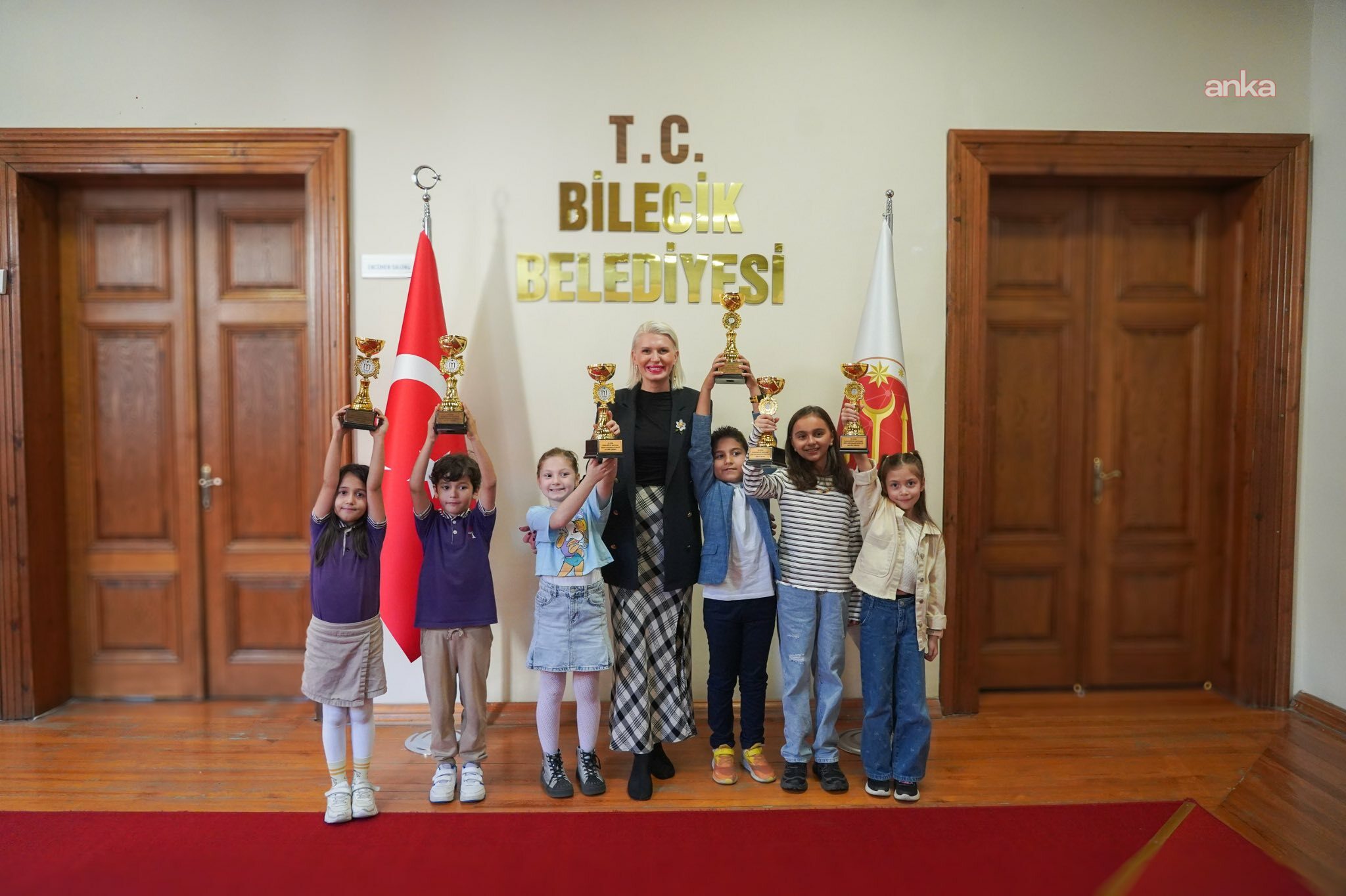 Bilecik Belediye Başkanı Subaşı, şiir ve resim yarışmasında dereceye girenlere ödüllerini verdi