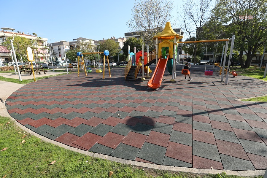 Menderes’te çocuk parklarında yenileme operasyonu