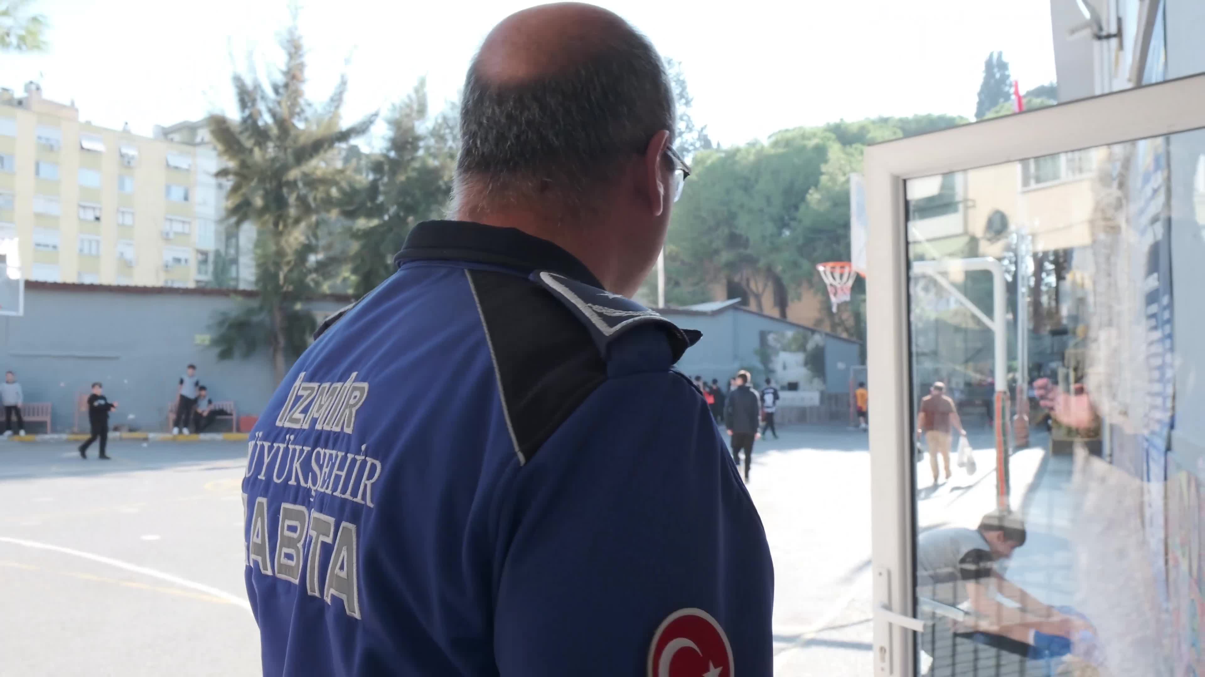 İzmir'de kantin ve kırtasiyecilerde hem hijyen hem de etiket kontrolü